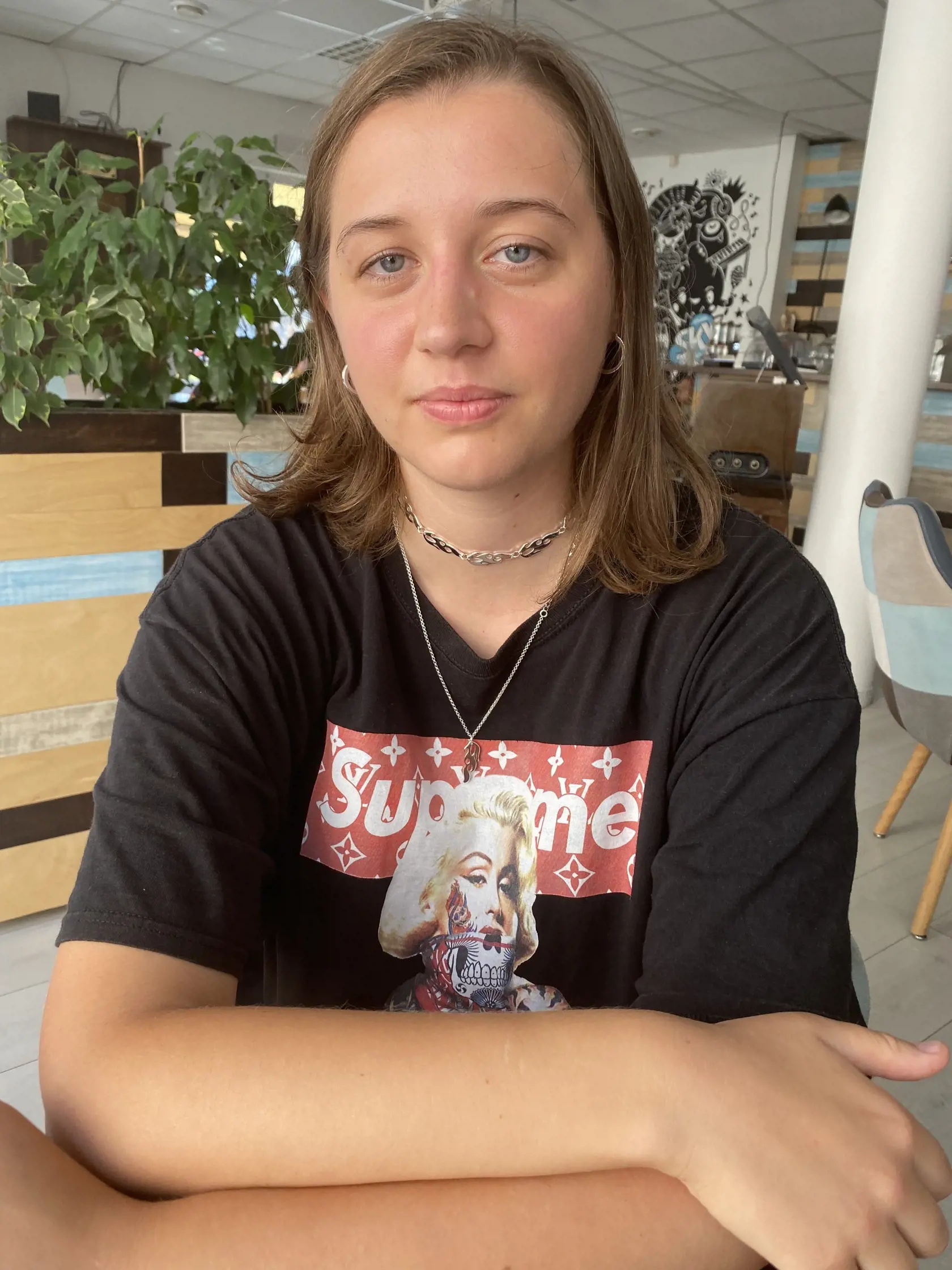 Krásna mladá žena s výrazne modrými očami pôsobí veľmi sympaticky, jej prejav je inteligentný a zdvorilý.