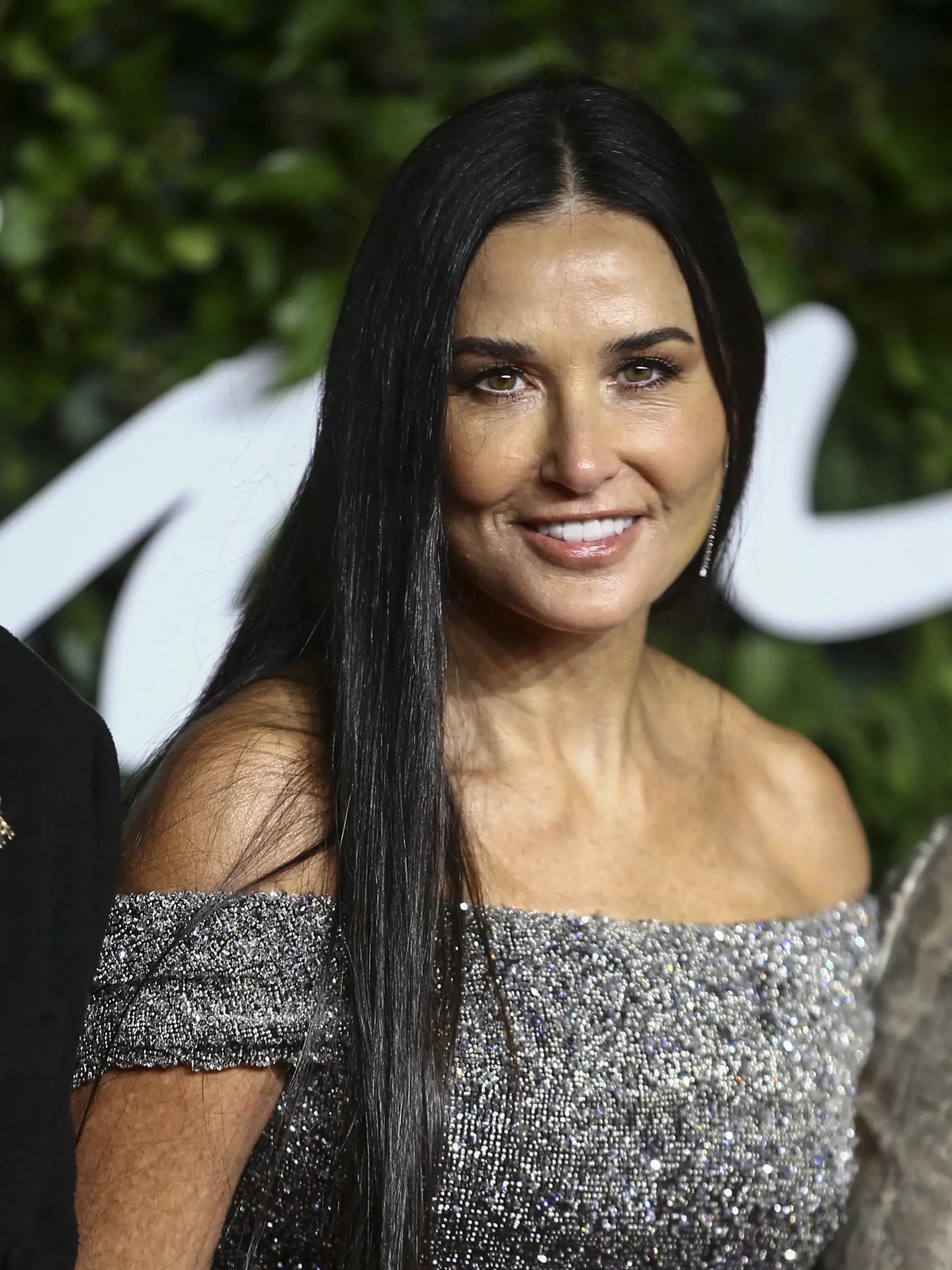 Americká herečka Demi Mooreová pózuje fotografom počas príchodu na udeľovanie cien The Fashion Awards 2021 v Londýne v pondelok 29. novembra 2021. FOTO TASR/AP