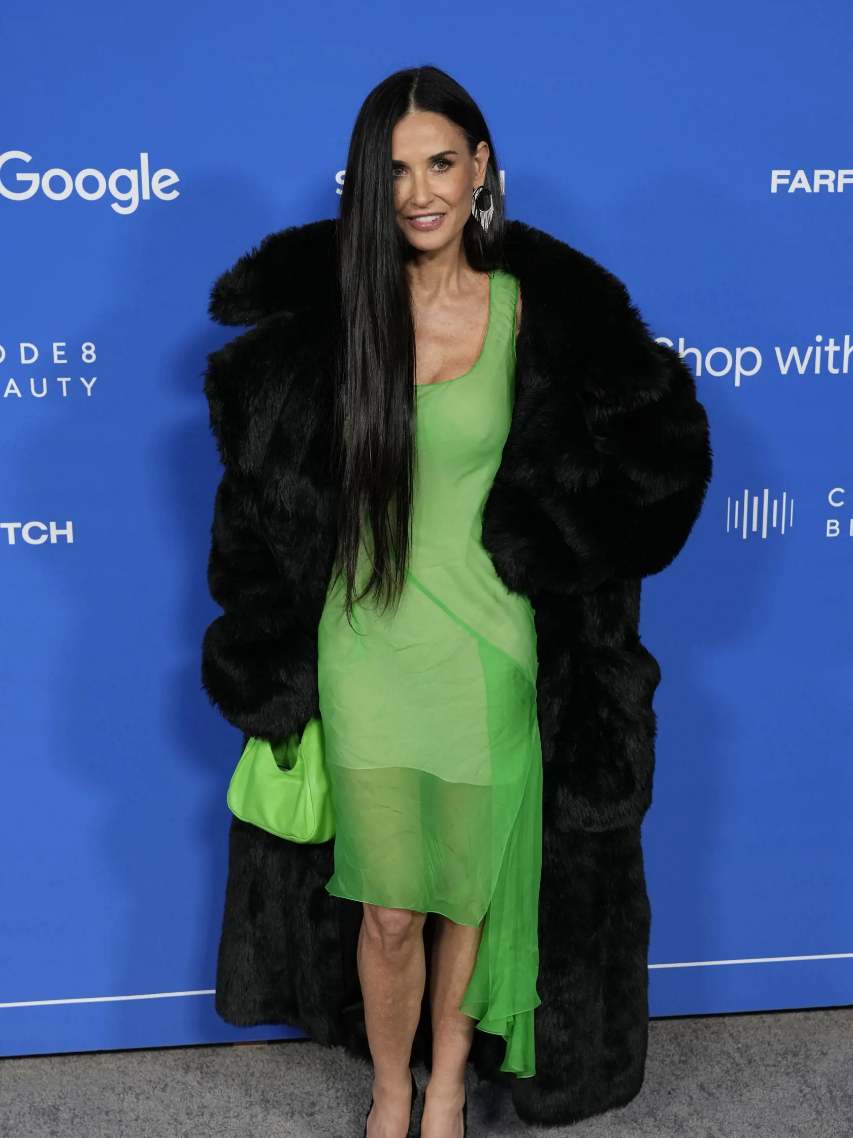 Americká herečka Demi Moorová prichádza na prvé udeľovanie cien organizácie Fashion Trust US Awards v Goya Studios v Los Angeles v noci na 22. marca 2023. Fashion Trust US Awards je nezisková organizácia, ktorá sa zameriava na objavovanie najtalentovanejších mladých dizajnérov. FOTO TASR/AP
