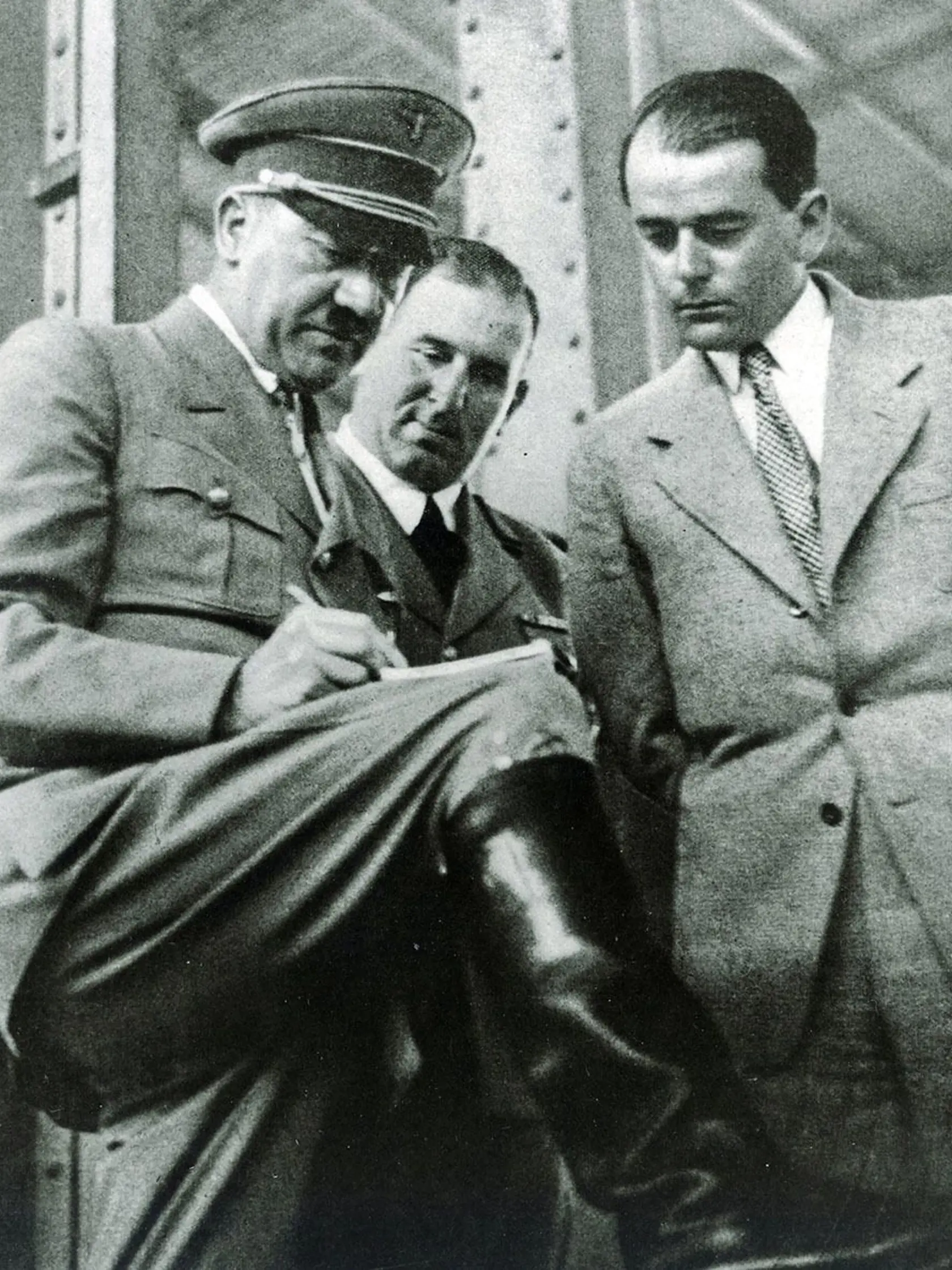 Adolf Hitler predpovedal pred Albertom Speerom (vpravo), že sa blíži doba, v ktorej bude tiecť veľa krvi.