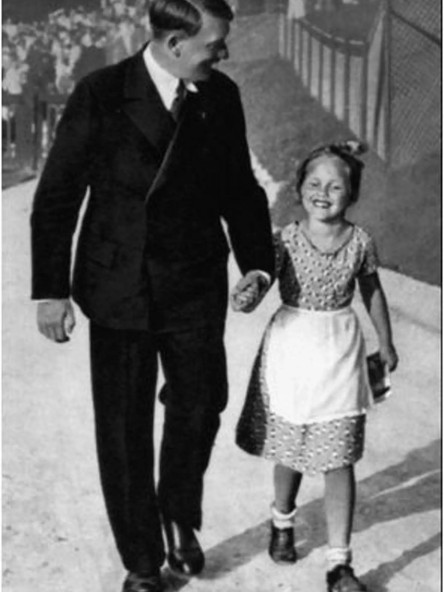 Fotografie Fuhrera ako nástroj nacistickej propagandy: Adolf Hitler s dievčatkom menom Bernille.