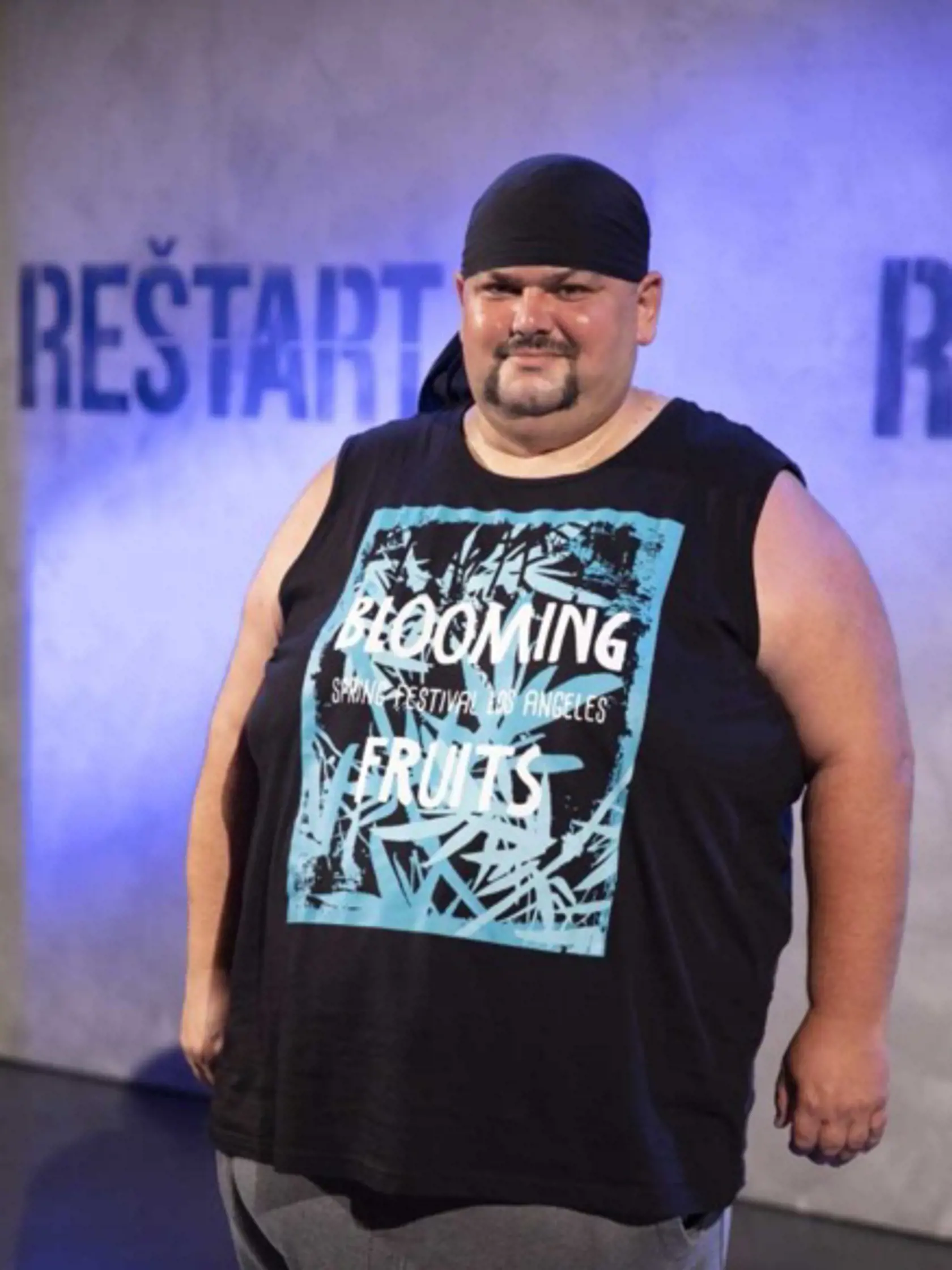 Michal váži 219 kilogramov.
