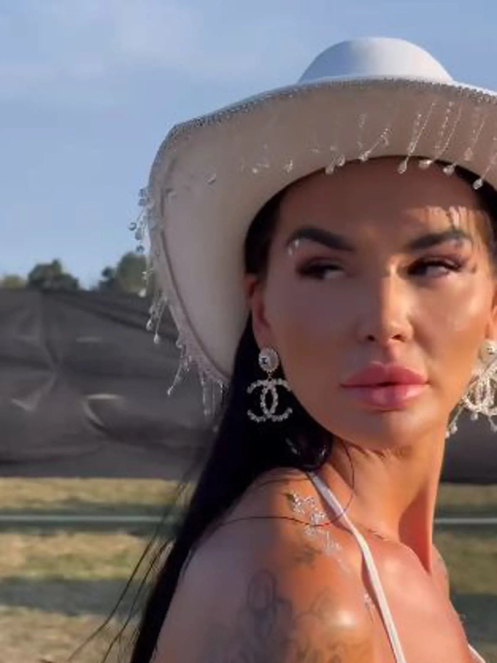 Festival Lovestream prilákal mnohé známe tváre. Na snímke kovbojka Zuzana Plačková, ktorá sa prvý deň predviedla v bielej strapcovej podprsenke.