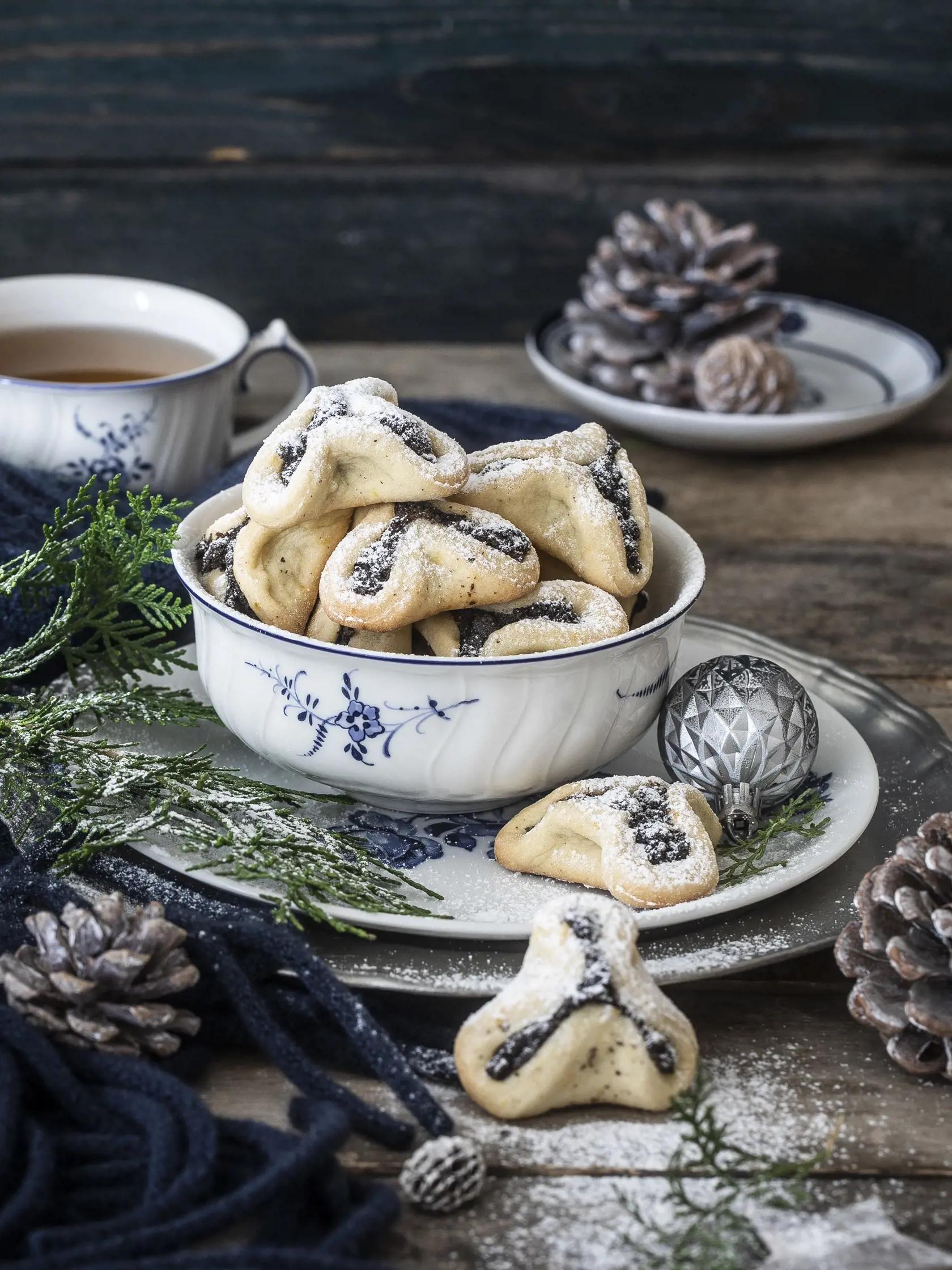 makové klobúčiky
recept:
20 AŽ 25 KUSOV, PRÍPRAVA 35 MINÚT, PEČENIE 12 MINÚT, CHLADENIE
Na cesto:
• 250 g hladkej múky • 100 g práškového cukru • pol lyžičky
mletej vanilky • štipka soli • kôra
z 1 biopomaranča • kôra z 1 biocitróna • 2 vajcia • 125 g masla
Na náplň:
• 50 g marcipánu • 100 g mletého maku • 3 lyžice medu • 50 g sušených sliviek • 3 až 4 lyžice mlieka
1. Zmiešajte múku, cukor, vanilku, soľ, po- marančovú a citrónovú kôru. Pridajte žĺtky, na kocky nakrájané studené maslo a vypra- cujte hladké cesto. Vytvarujte ho na placku, zabaľte do potravinárskej fólie a nechajte hodinu odpočívať v chladničke.
2. Na náplň nahrubo nastrúhajte marcipán, pridajte mak, med, sušené slivky nakrájané na menšie kúsky a mlieko. Dobre premie- šajte. Ak je zmes príliš hustá, pridajte ešte mlieko.
3. Cesto rozvaľkajte na múkou vysypanej doske na hrúbku približne 2 až 3 mm. Pomocou formičky s priemerom 6 cm vykrajujte kruhy. Do stredu každého kruhu dajte menšiu lyžičku náplne. Okraje cesta na troch stranách trochu prehnite a pritlač- te k náplni.
4. Koláčiky poukladajte na plech vyložený papierom na pečenie a vložte do rúry vy- hriatej na 180 °C. Pečte približne 12 minút. Nechajte vychladnúť a pred podávaním posypte práškovým cukrom.
