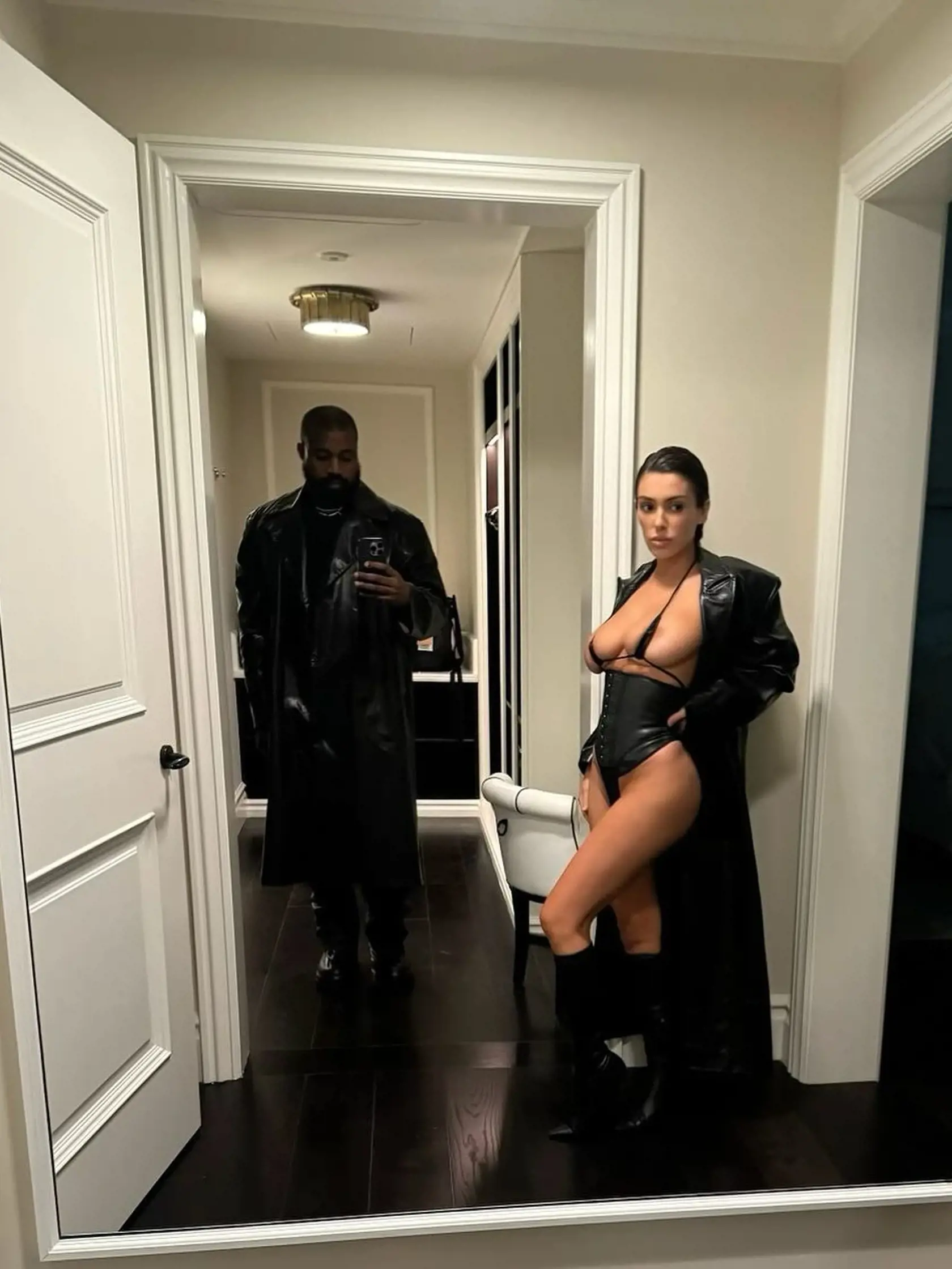 Kanye svoju polovičku poriadne odhaľuje, to čo jej najnovšie navliekol hraničí so zákonom. Takto by sa verejnosti asi chodiť nemala, on sa však chystá pritvrdiť.