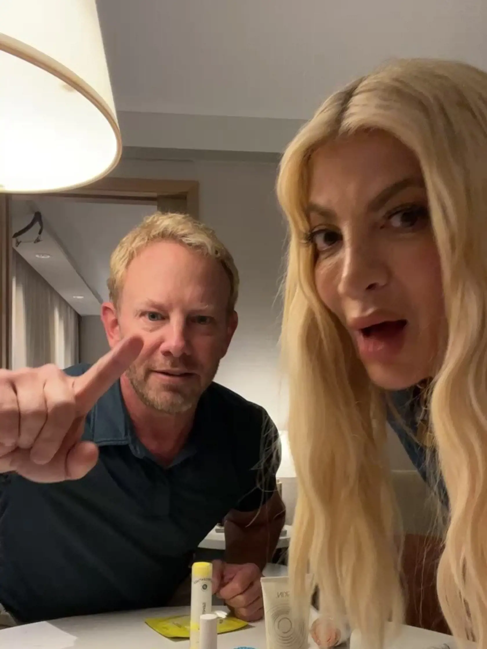 Ian Zierting a Tori Spelling. Hoci je herečka o 10 rokov mladšia, nevyzerá tak.
