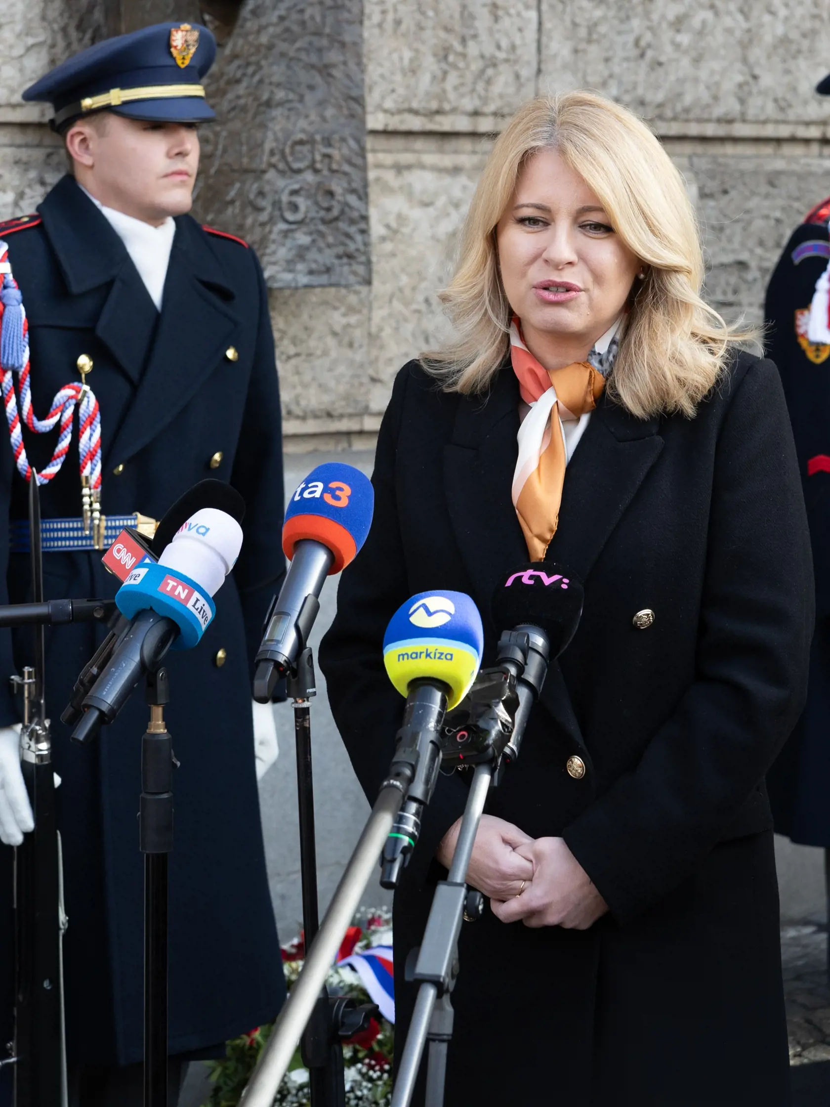 Prezidentka Slovenskej republiky Zuzana Čaputová si pri príležitosti návštevy Prahy uctila položením venca pri pamätníku Jána Palacha pred budovou Filizofickej fakulty Karlovej univerzity obete teroristického útoku.