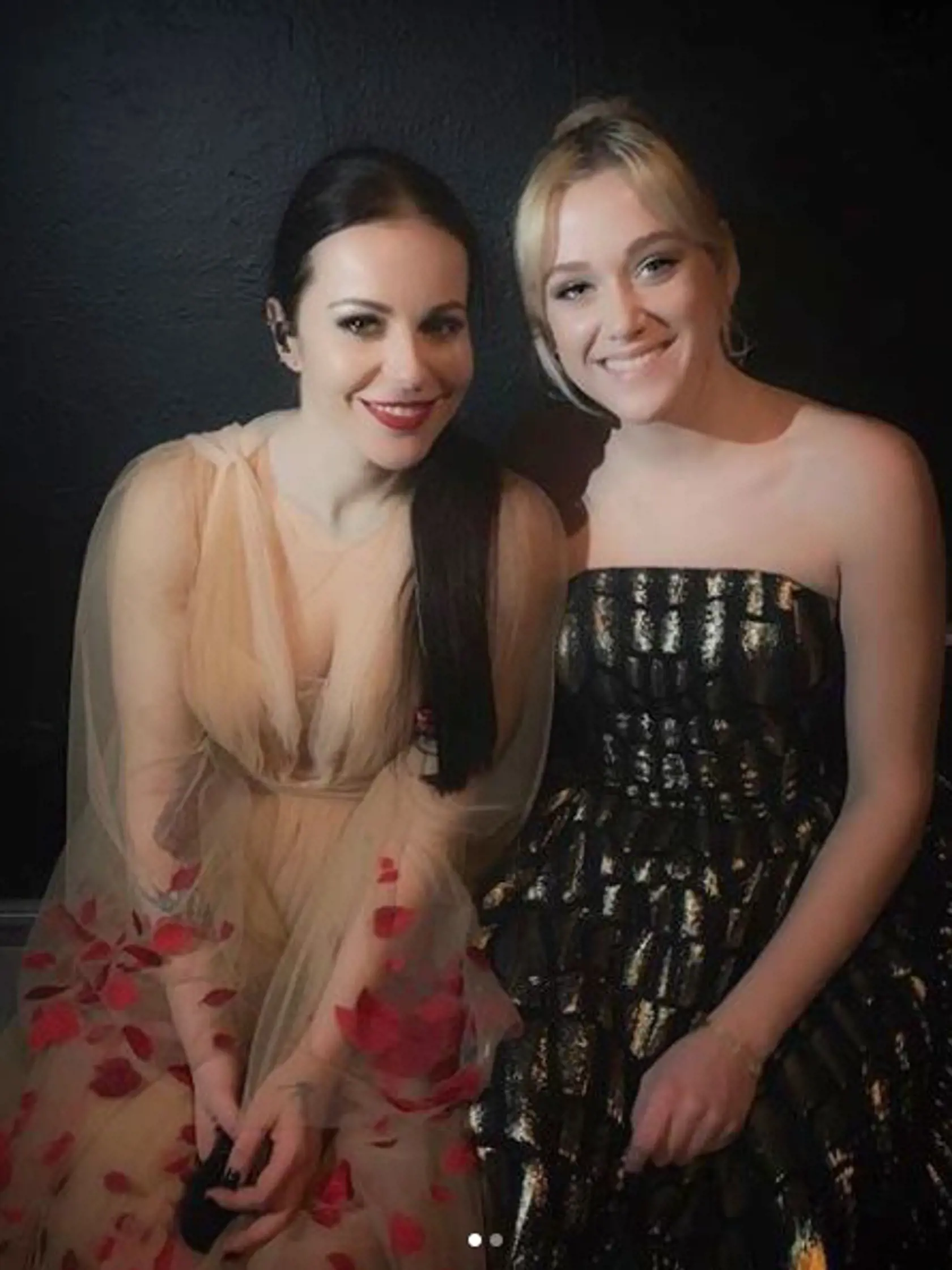 Katarína Knechtová v róbe od Jany Pištejovej. Emme Drobnej pripravil šaty návrhár Fero Mikloško.