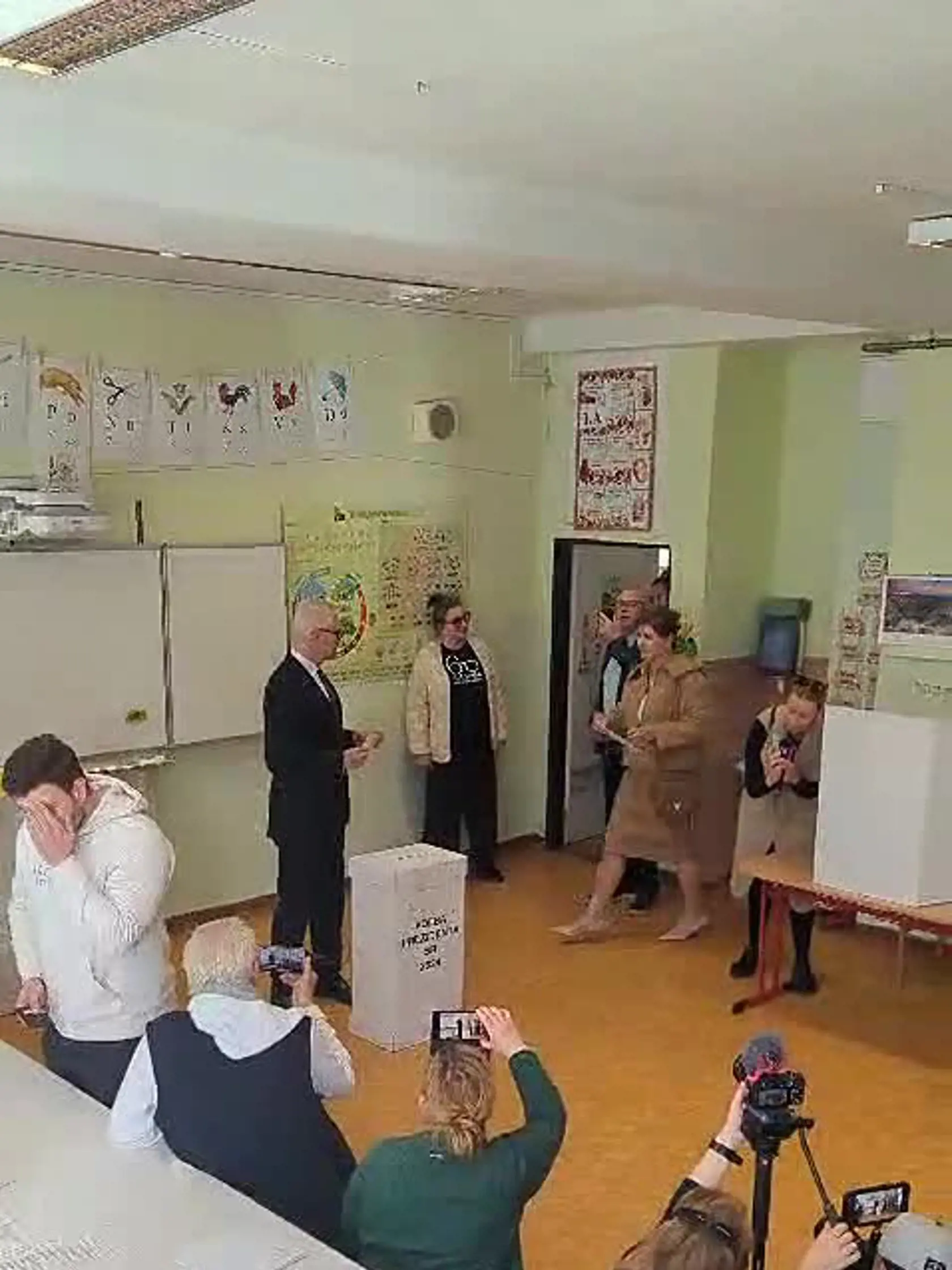 Ivan Korčok prišiel voliť v sprievode manželky.