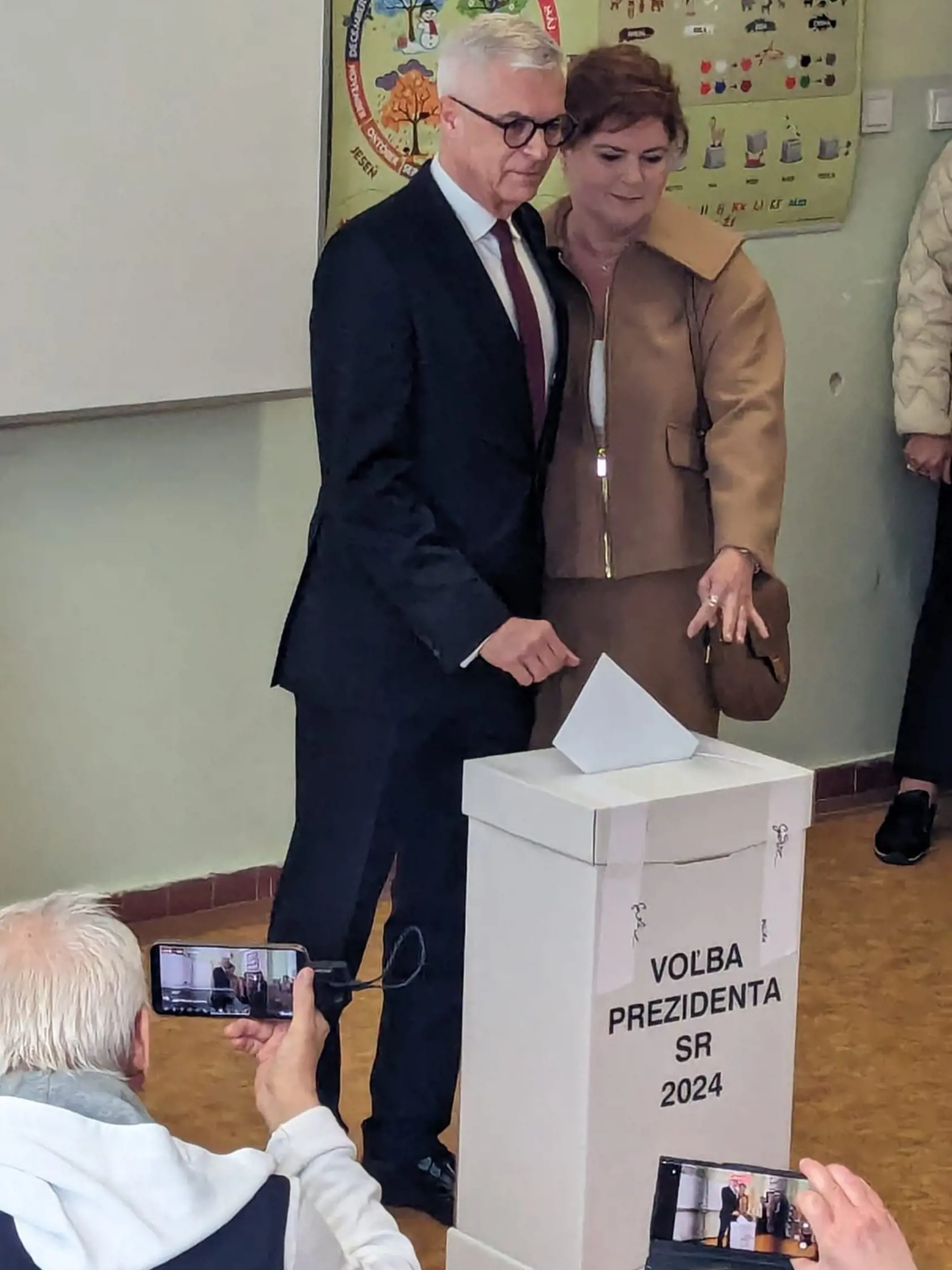Ivan Korčok prišiel odvoliť v Bratislave spolu s manželkou Soňou. Korčok sa za plentou opýtal, či sa kandidát krúžkuje.