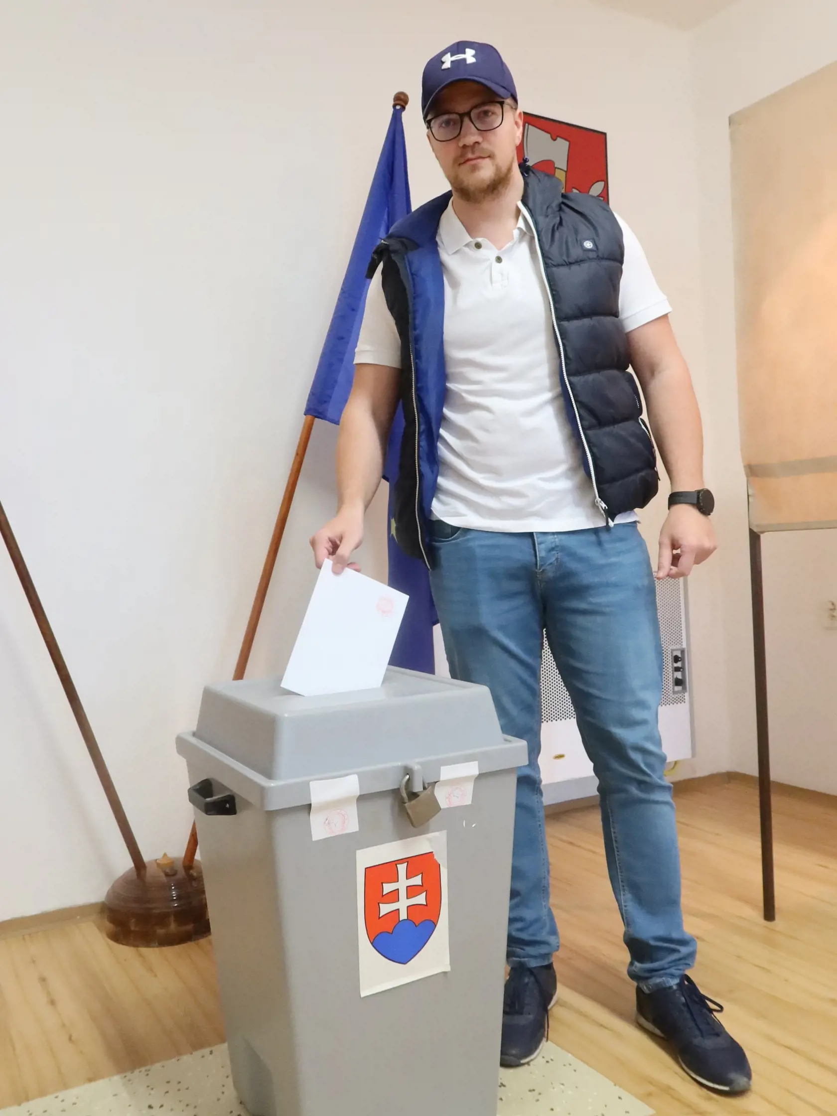 Na Slovensku sa v sobotu začalo v poradí šieste druhé kolo priamej voľby prezidenta Slovenskej republiky. Postúpili do neho Ivan Korčok a Peter Pellegrini, ktorým môžu občania dať svoj hlas vo volebných miestnostiach do 22 h. Na snímke volič v obci Vlky, v okrese Senec počas sobotňajšieho 2. kola prezidenta SR 6. apríla 2024. FOTO TASR - Erik Mader