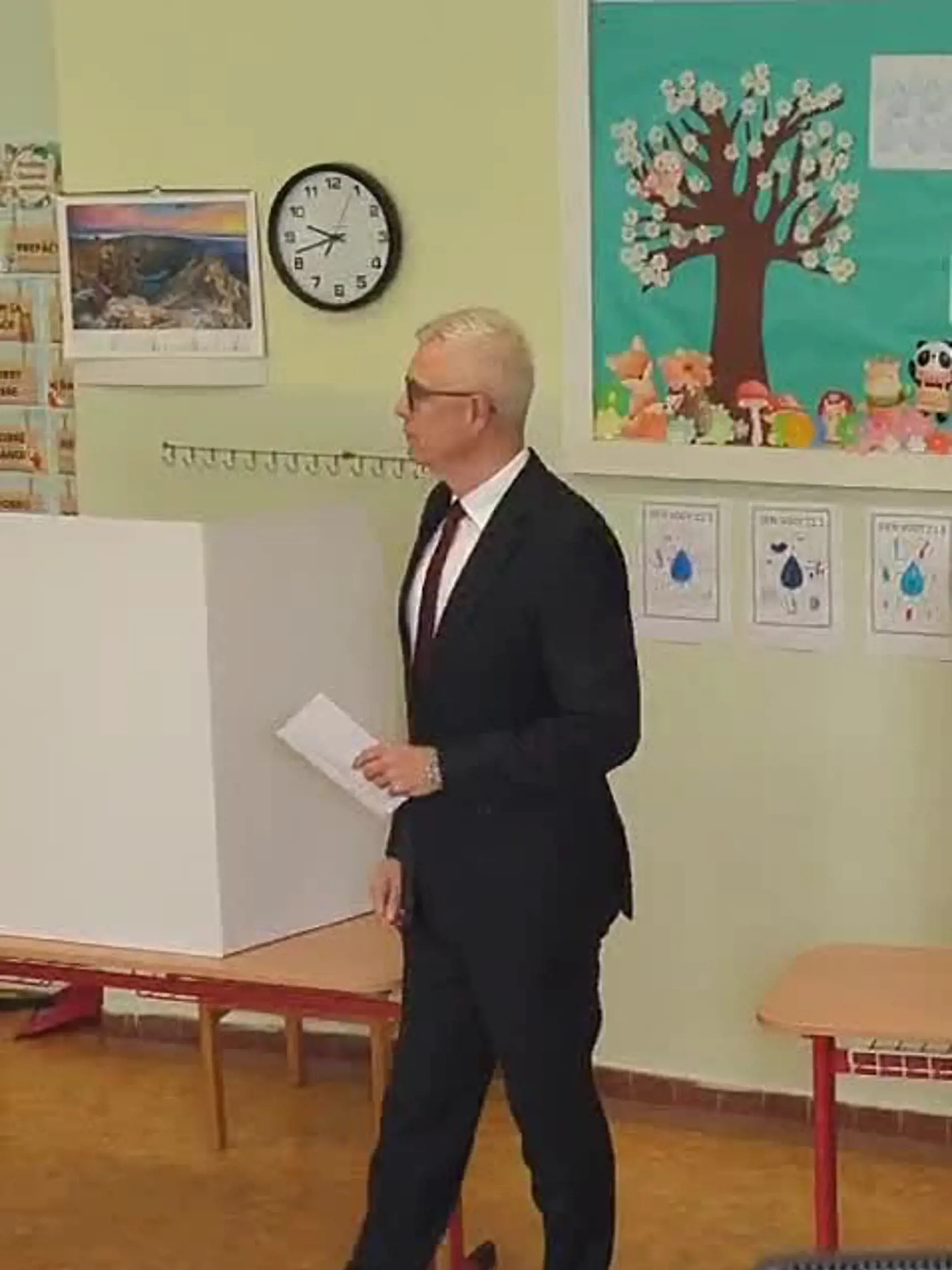 Ivan Korčok prišiel voliť v sprievode manželky.
