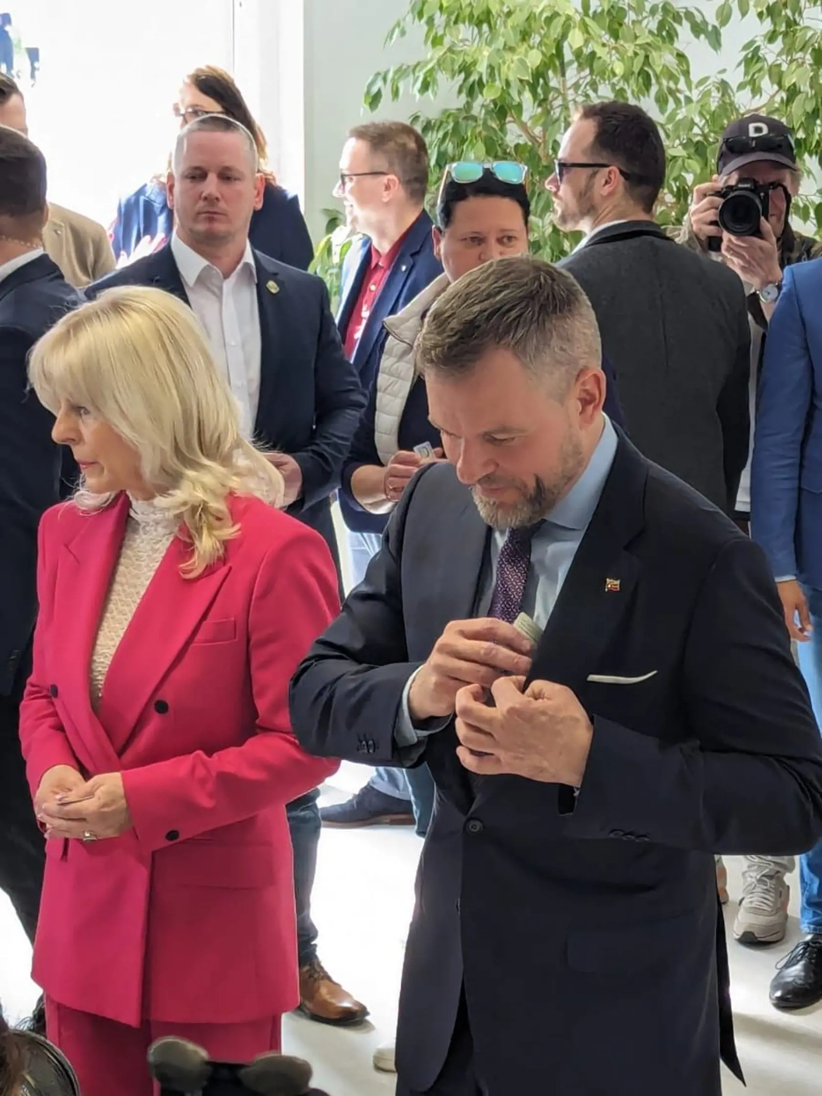 Odvoliť prišiel spolu so svojou sestrou Evou aj druhý kandidát Peter Pellegrini.
