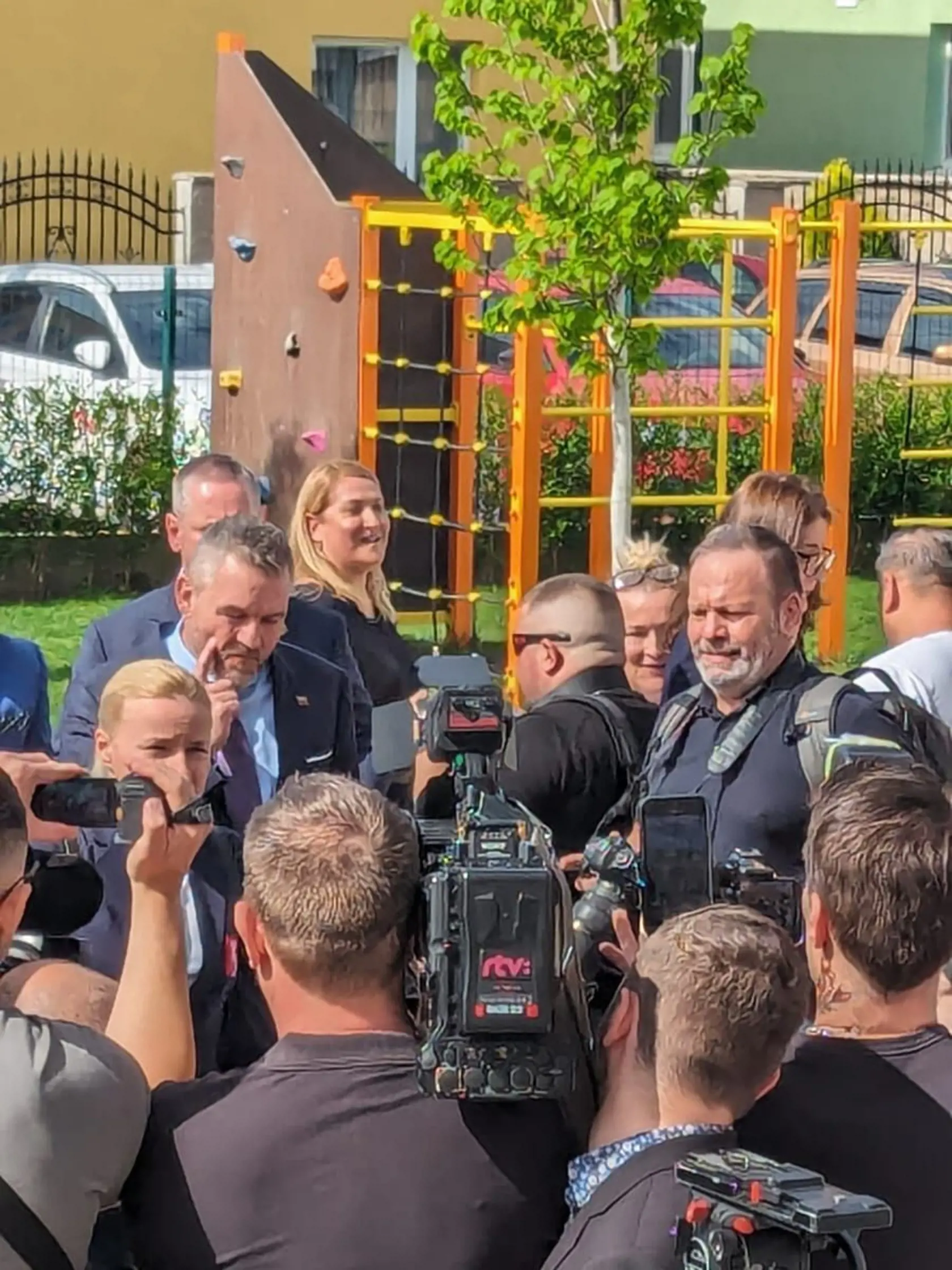 Odvoliť prišiel spolu so svojou sestrou Evou aj druhý kandidát Peter Pellegrini.