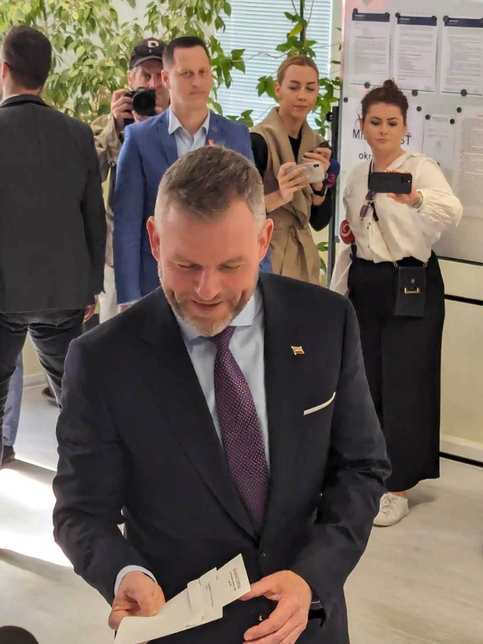 Odvoliť prišiel spolu so svojou sestrou Evou aj druhý kandidát Peter Pellegrini. Za ním Valér Ferko.