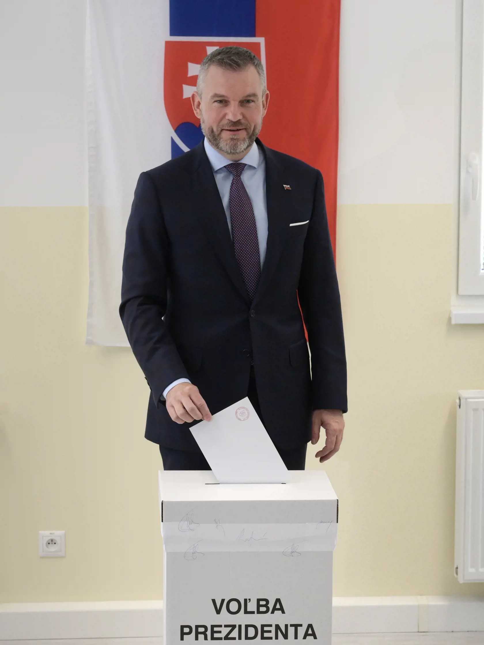 Na Slovensku sa v sobotu začalo v poradí šieste druhé kolo priamej voľby prezidenta Slovenskej republiky. Postúpili do neho Ivan Korčok a Peter Pellegrini, ktorým môžu občania dať svoj hlas vo volebných miestnostiach do 22 h. Na snímke kandidát na prezidenta SR Peter Pellegrini vhadzuje obálku s hlasovacím lístkom do volebnej schránky v druhom kole prezidentských volieb 6. apríla 2024 v miestnej škole v obci Rovinka. FOTO TASR - Pavel Neubauer
