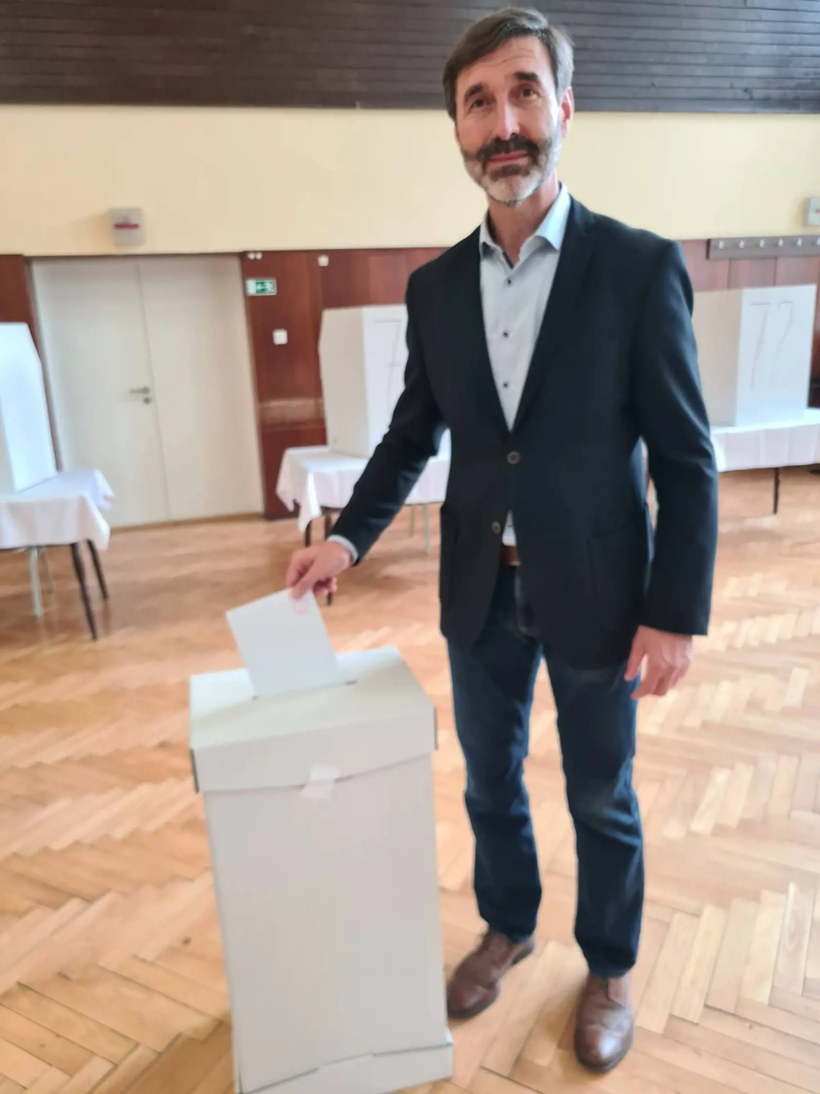 Voliť prišiel aj minister zahraničných vecí Juraj Blanár.