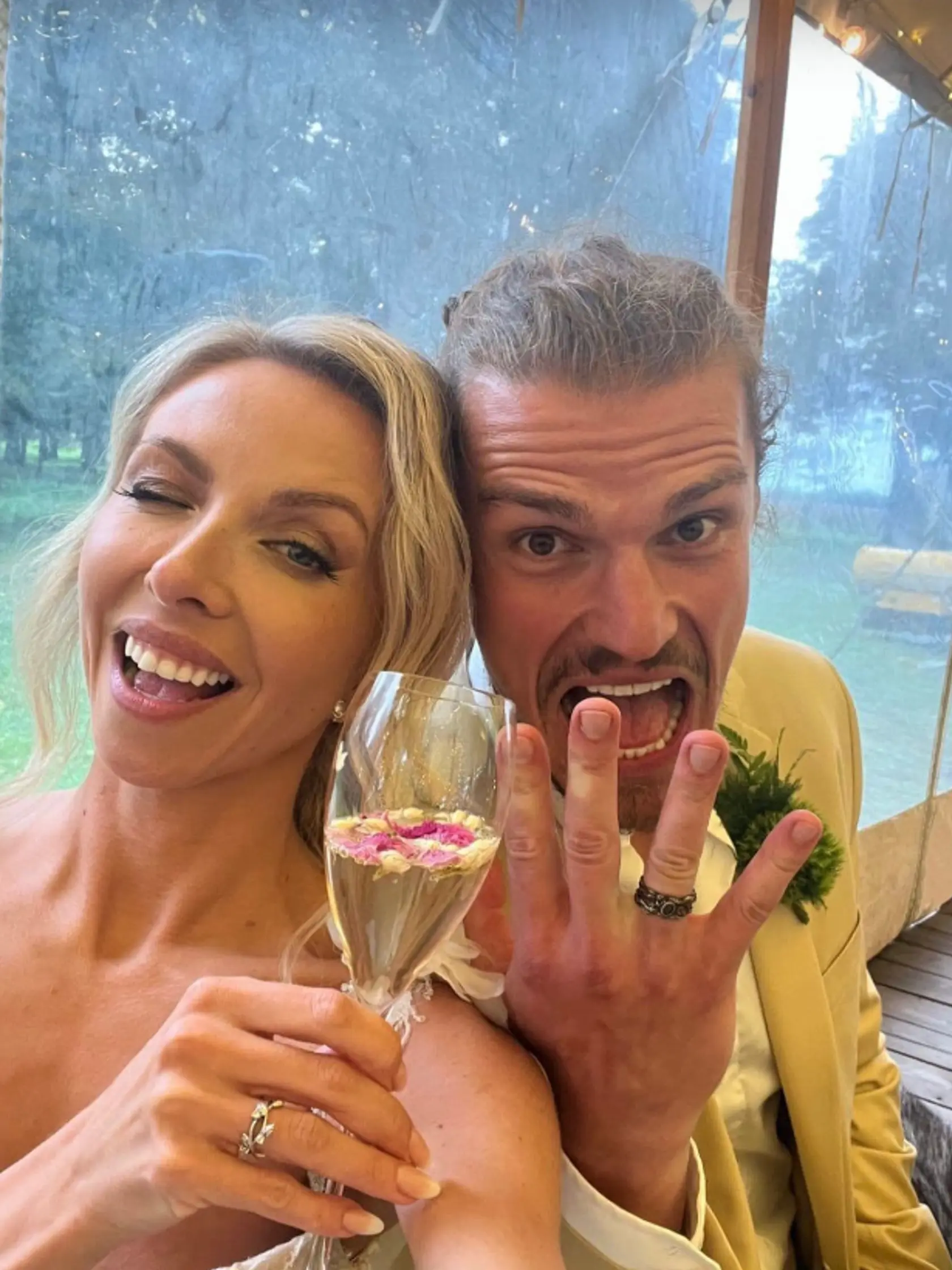 Janko a Claudia počas svojho svadobného dňa. Prstene si navrhli sami. 