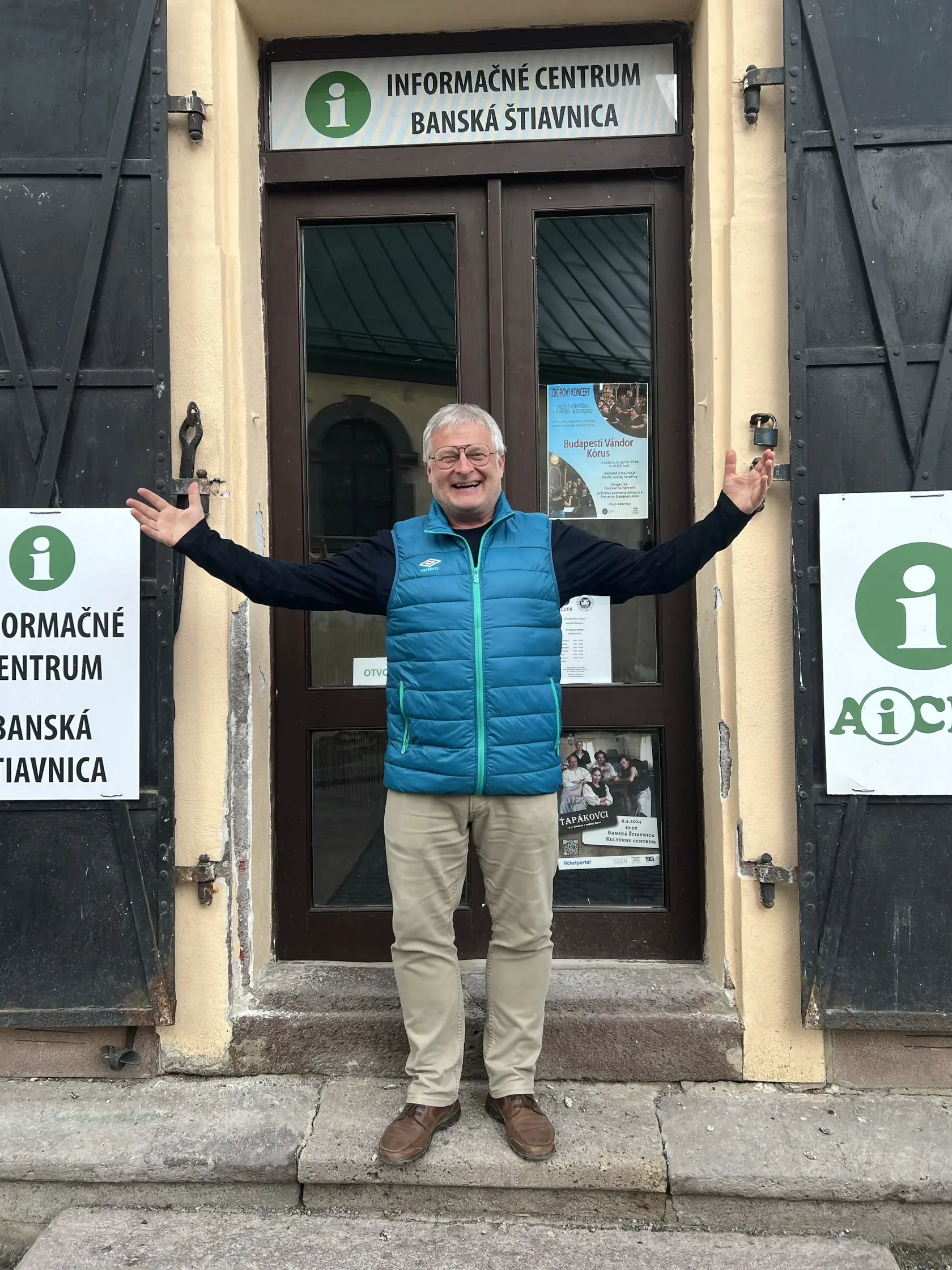Banskoštiavničan Ján Sedílek strávil dnešný volebný deň v práci. "Voliť som bol hneď ráno cestou do práce. Sobotný deň trávim v práci na počesť udalosti, akou voľba prezidenta nesporne je," poznamenal s úsmevom.