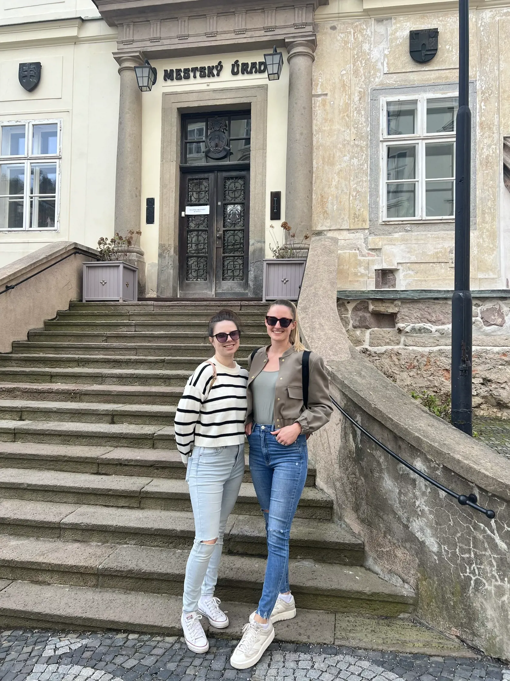 Angeliku (28) z Hradišťa pod Vrátnom a Zuzanu (27) z Nového Tekova sme stretli v Banskej Štiavnici pred mestským úradom, teda hneď po tom, ako odvolili. Keďže trávia v tomto historickom meste "babský víkend" na chate, vybavili si preto aj volebný preukaz.