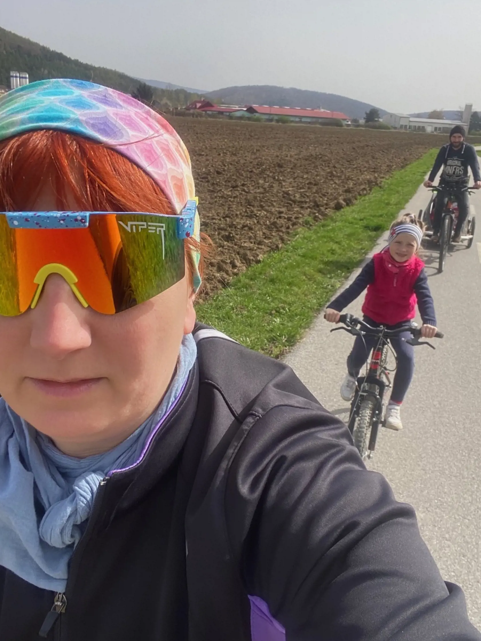 Veronika (36) si vyšla s rodinou na cyklovýlet.