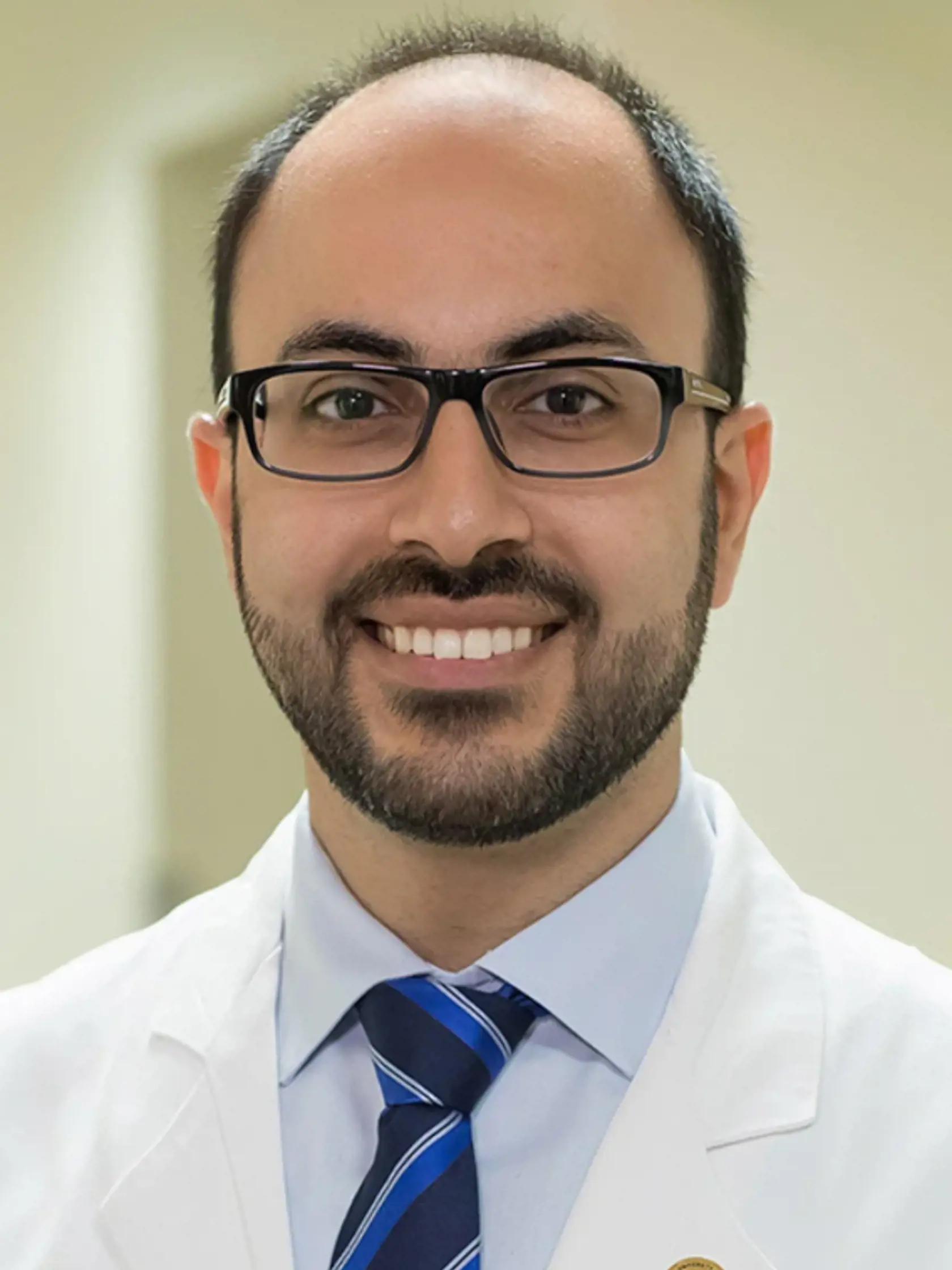 Lekár Ghassan Kamel z St. Louis (Missouri), ktorý v televízii ukázal röntgenové snímky pacientov s COVID-19.