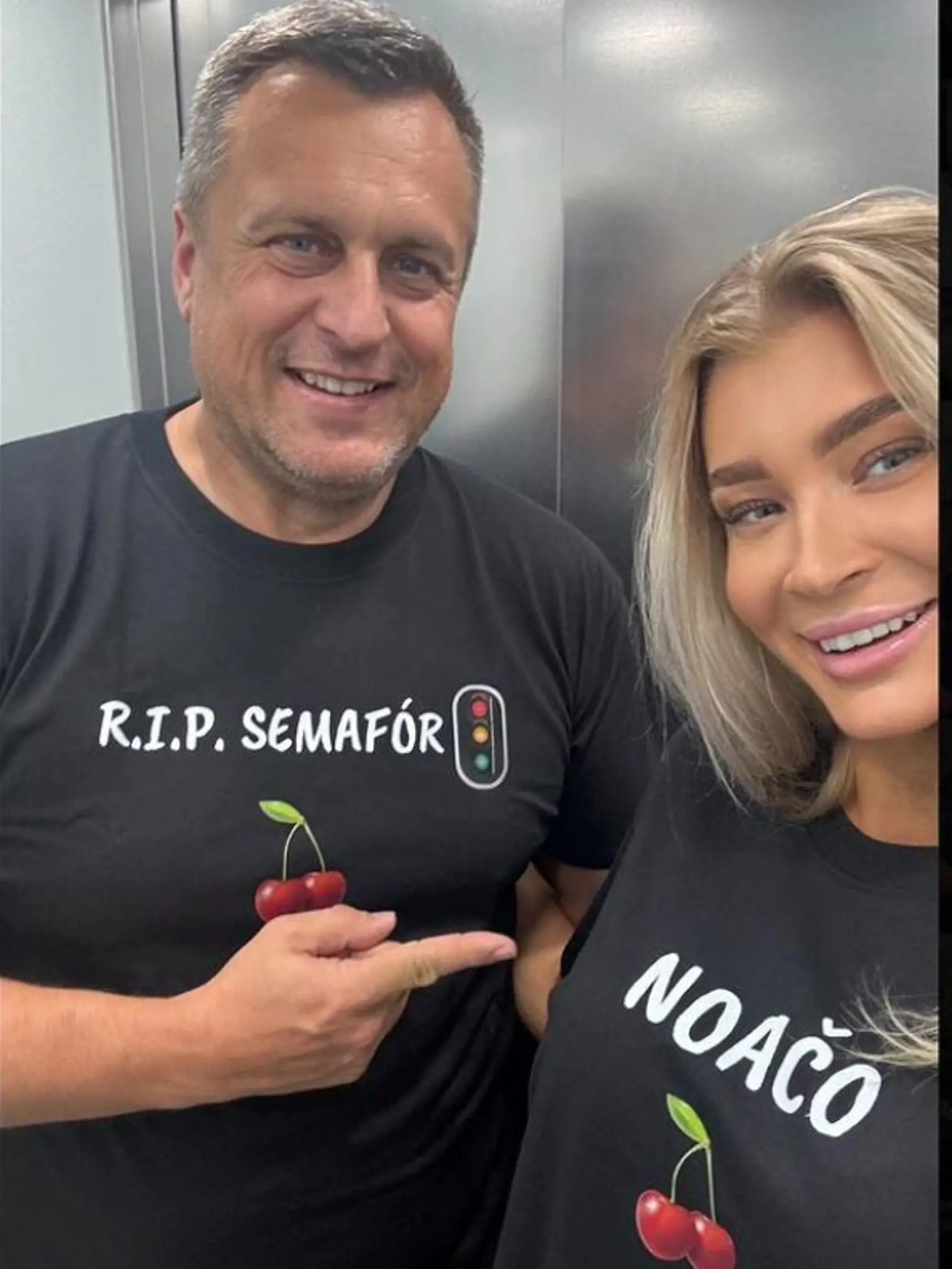 Šulíková s Dankom sa pochválili "vtipnými"  tričkami. Andrej so semaforom na hrudi nasrdil Slovákov.