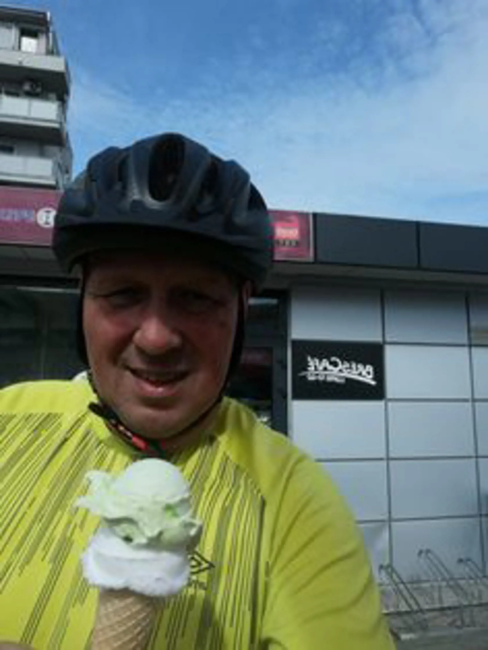 Vladimír sa vybral na bicykli na zmrzlinu.