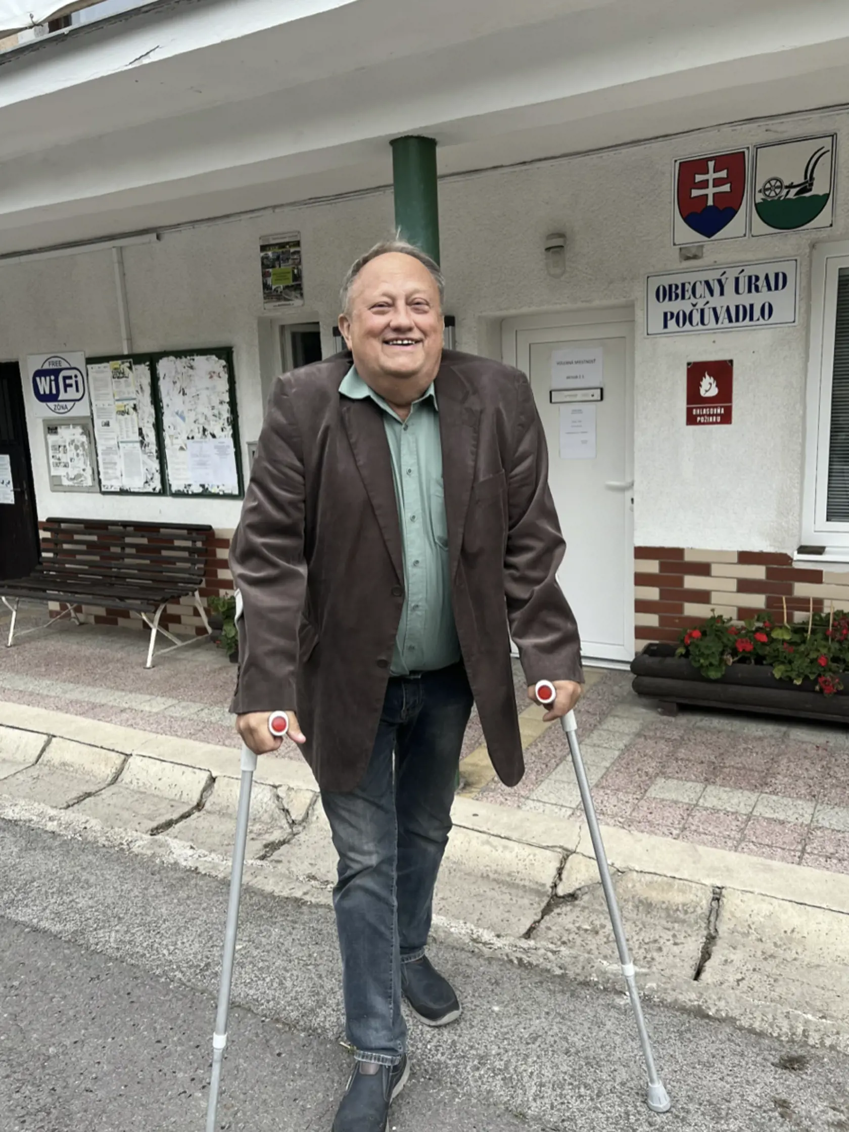 Dnes sa volilo aj v malinkej obci Počúvadlo (okr. Banská Štiavnica), kde žije 87 obyvateľov, z ktorých je 75 voličov. Na foto je predseda volebnej komisie Ľuboš Krno.