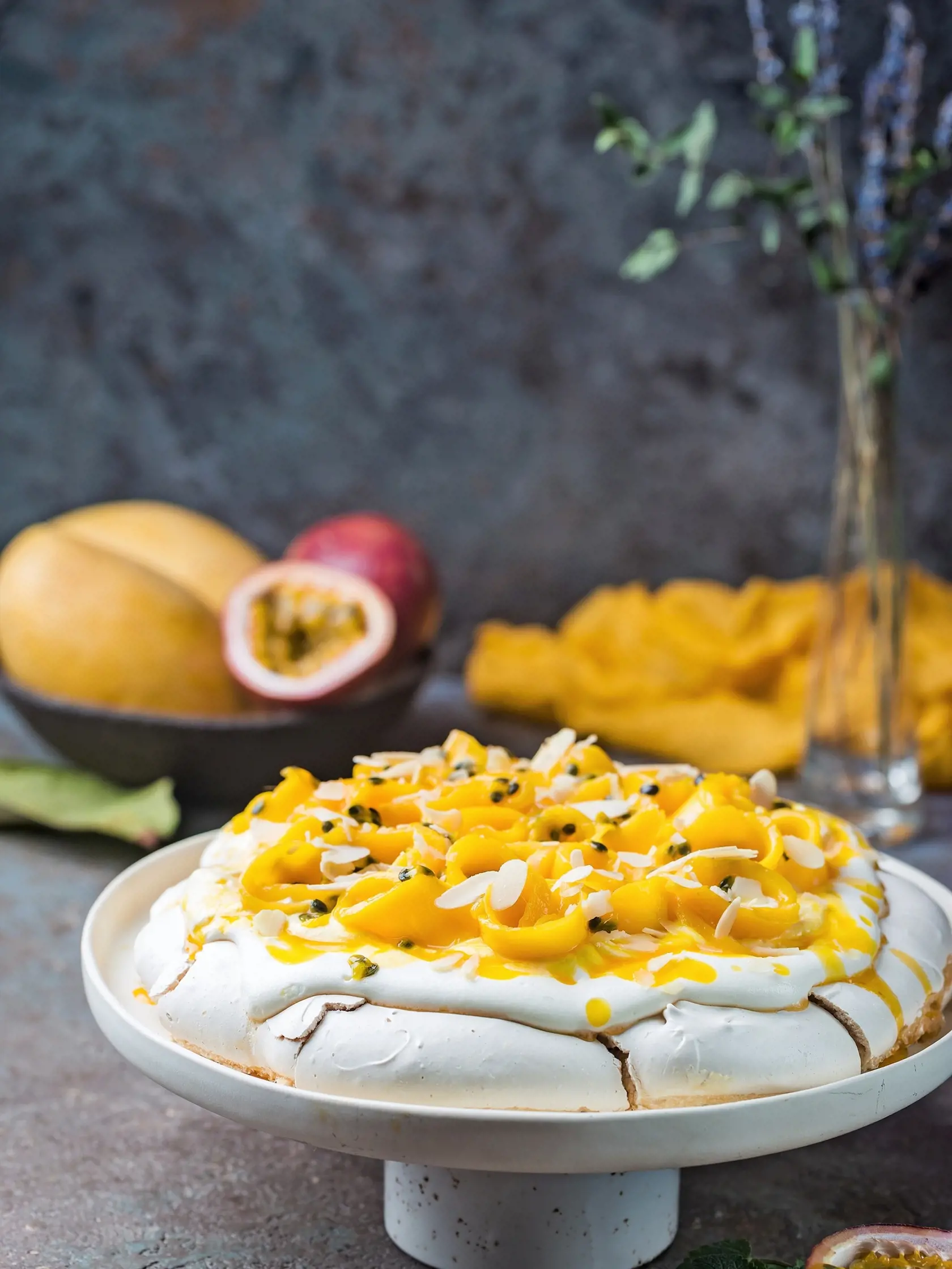 Pavlovovej torta s mangom a marakujou