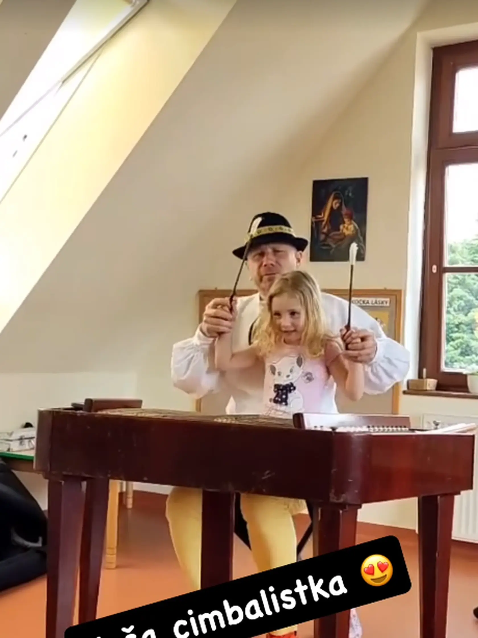 Hudba ju láka už od mala. Maruška si skúsila svoj prvý „koncert“ a vyzerá to, že si to poriadne užívala.