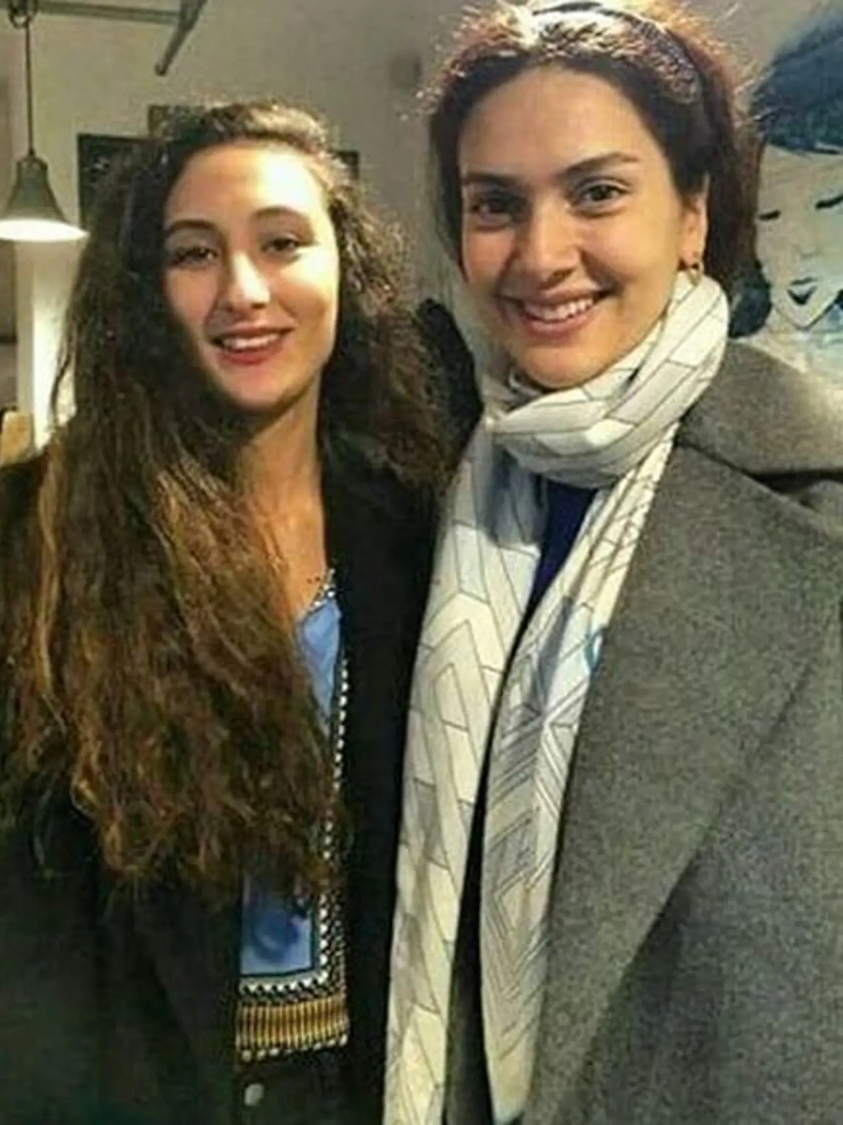 Bergüzar Korel sa v súkromí spolieha na svoju prirodzenú krásu.