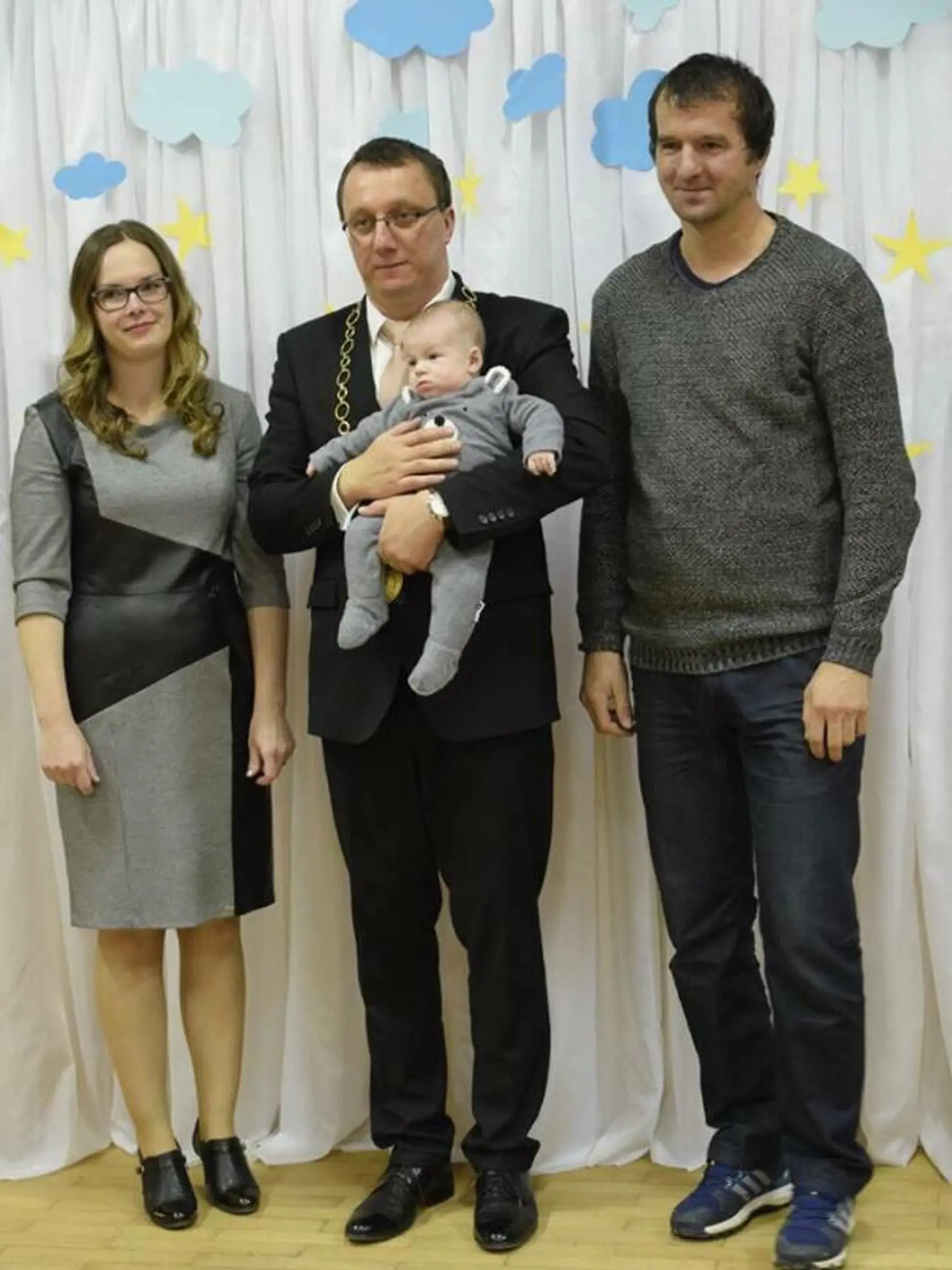 Šťastná rodinka so starostom obce.