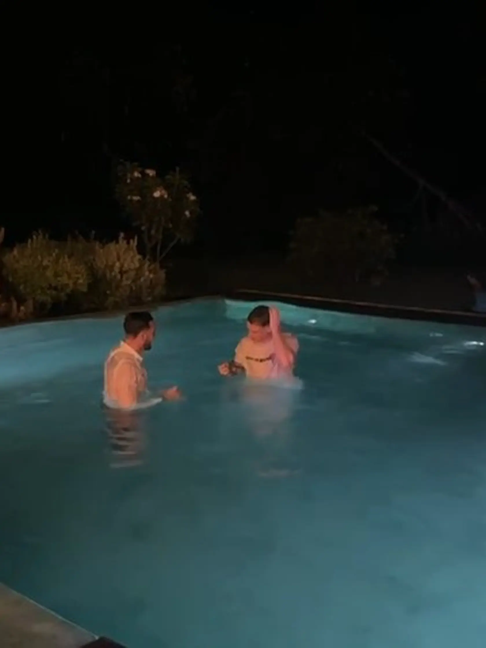 Párty po vypnutí kamier. Rasťo a Krištof skončili v bazéne. 