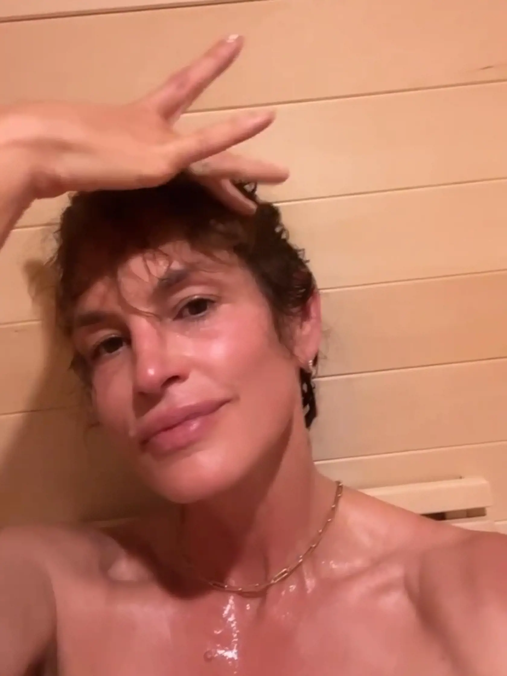Zmenená Cindy Crawford na videu zo sauny.