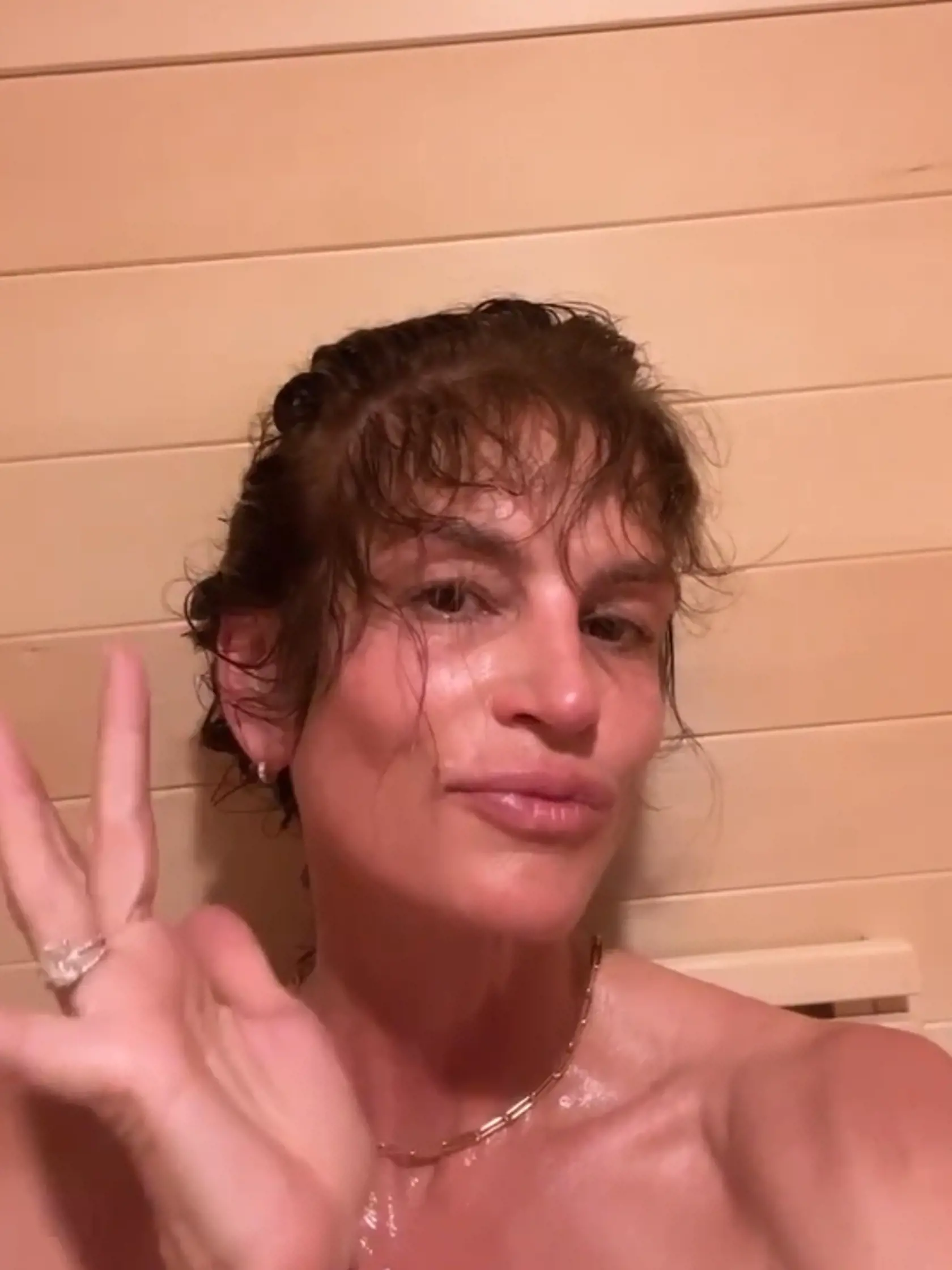 Zmenená Cindy Crawford na videu zo sauny.