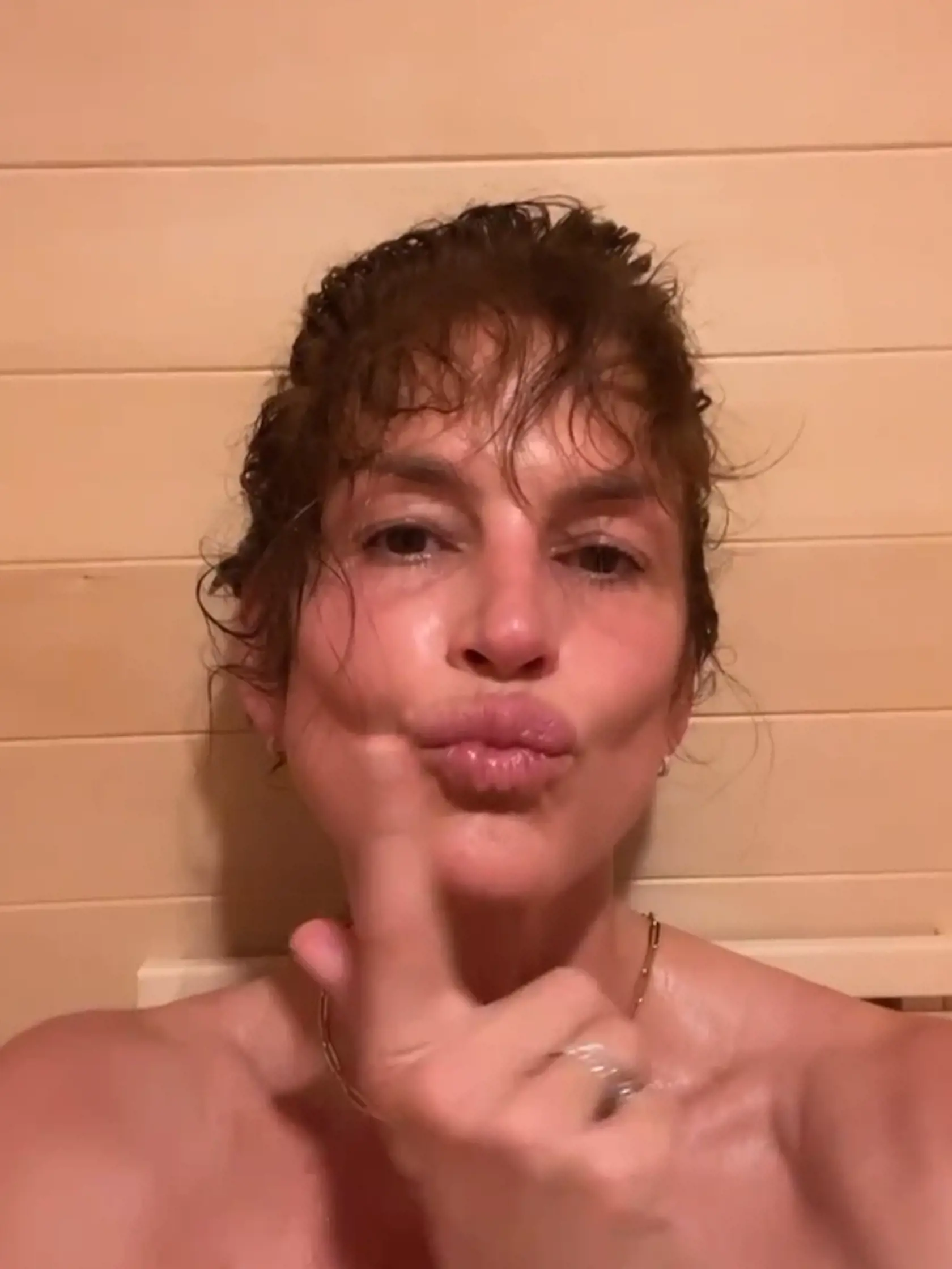 Zmenená Cindy Crawford na videu zo sauny.
