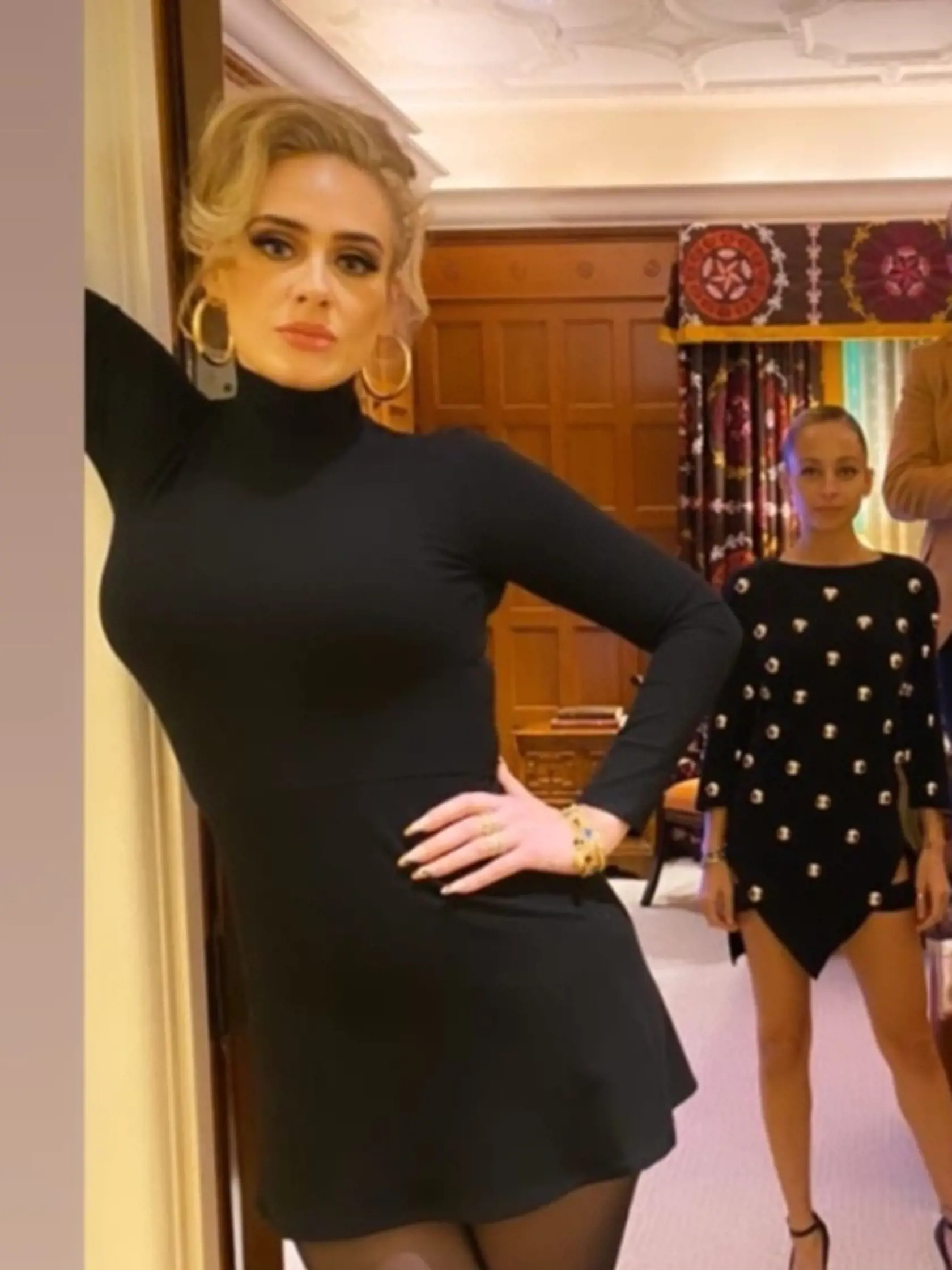 Adele počas oslavy svojich narodenín vyzerala ako pravá Bond Girl. "Adel sa do seba konečne zamilovala," hovorí psychologička.