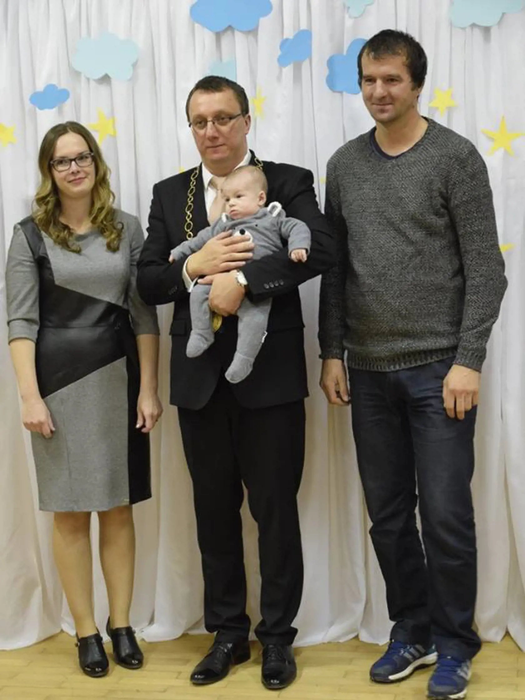 Šťastná rodinka so starostom obce.