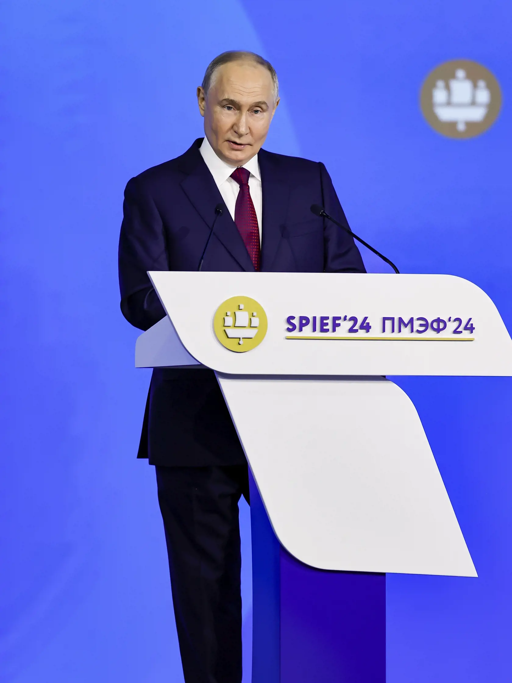 Ruský prezident Vladimir Putin reční v piatok 7. júna 2024 na plenárnom zasadnutí Medzinárodného ekonomického fóra v Petrohrade.