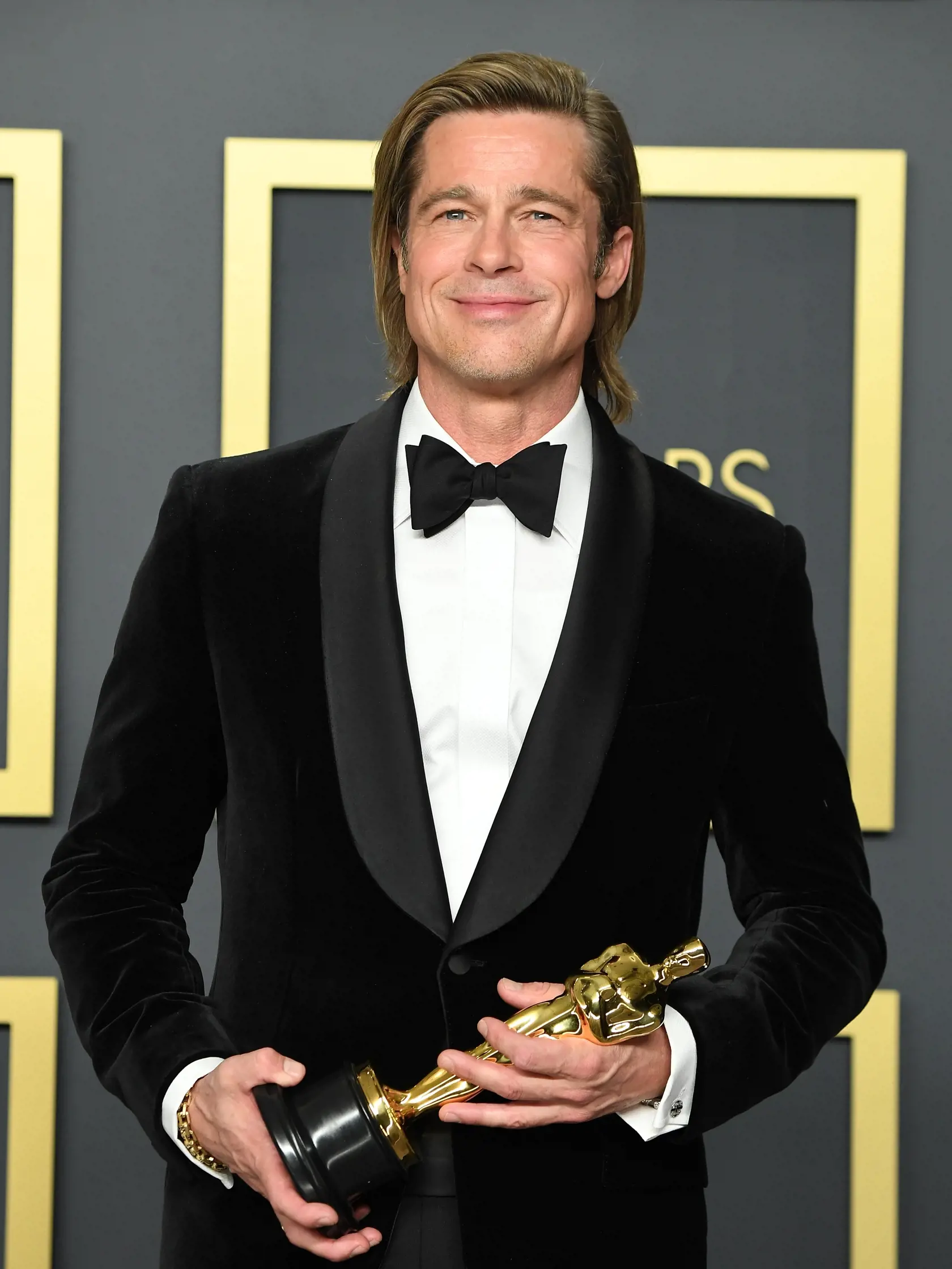 Oscara si v kategórii najlepší herec vo vedľajšej úlohe prevzal Brad Pitt.