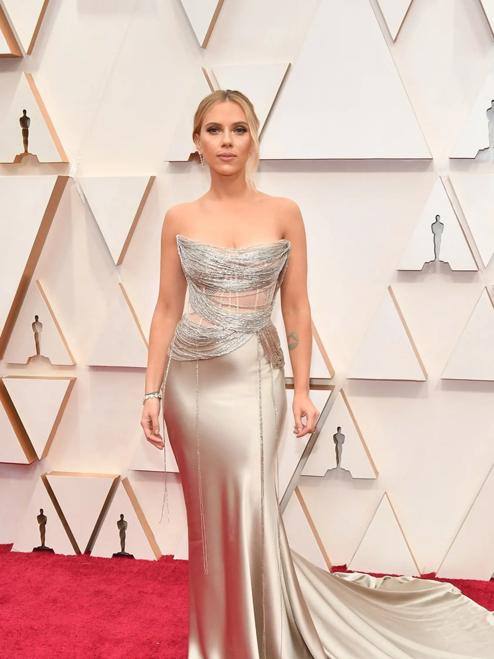 Scarlett Johansson v kreácii Oscar De la Renta.