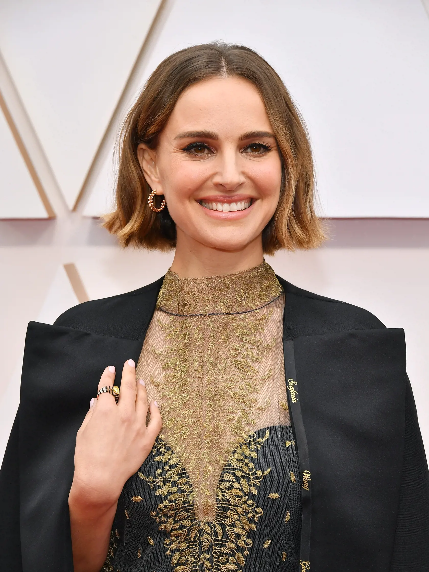 Na kabáte mala Natalie Portman vyšité mená režisériek, ktoré neboli tento rok nominované.