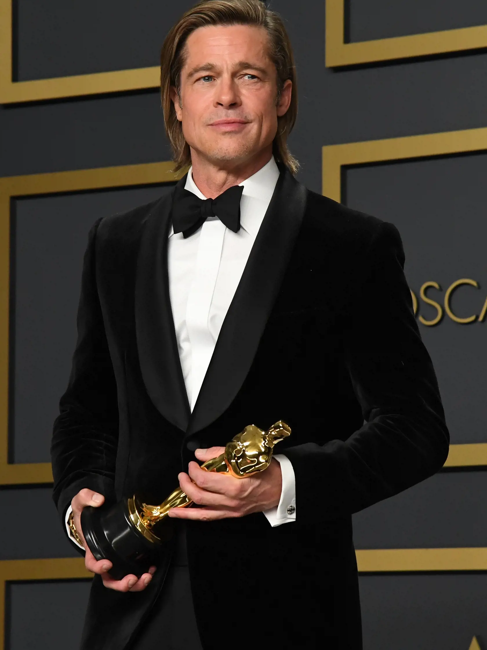Oscara si v kategórii najlepší herec vo vedľajšej úlohe prevzal Brad Pitt.