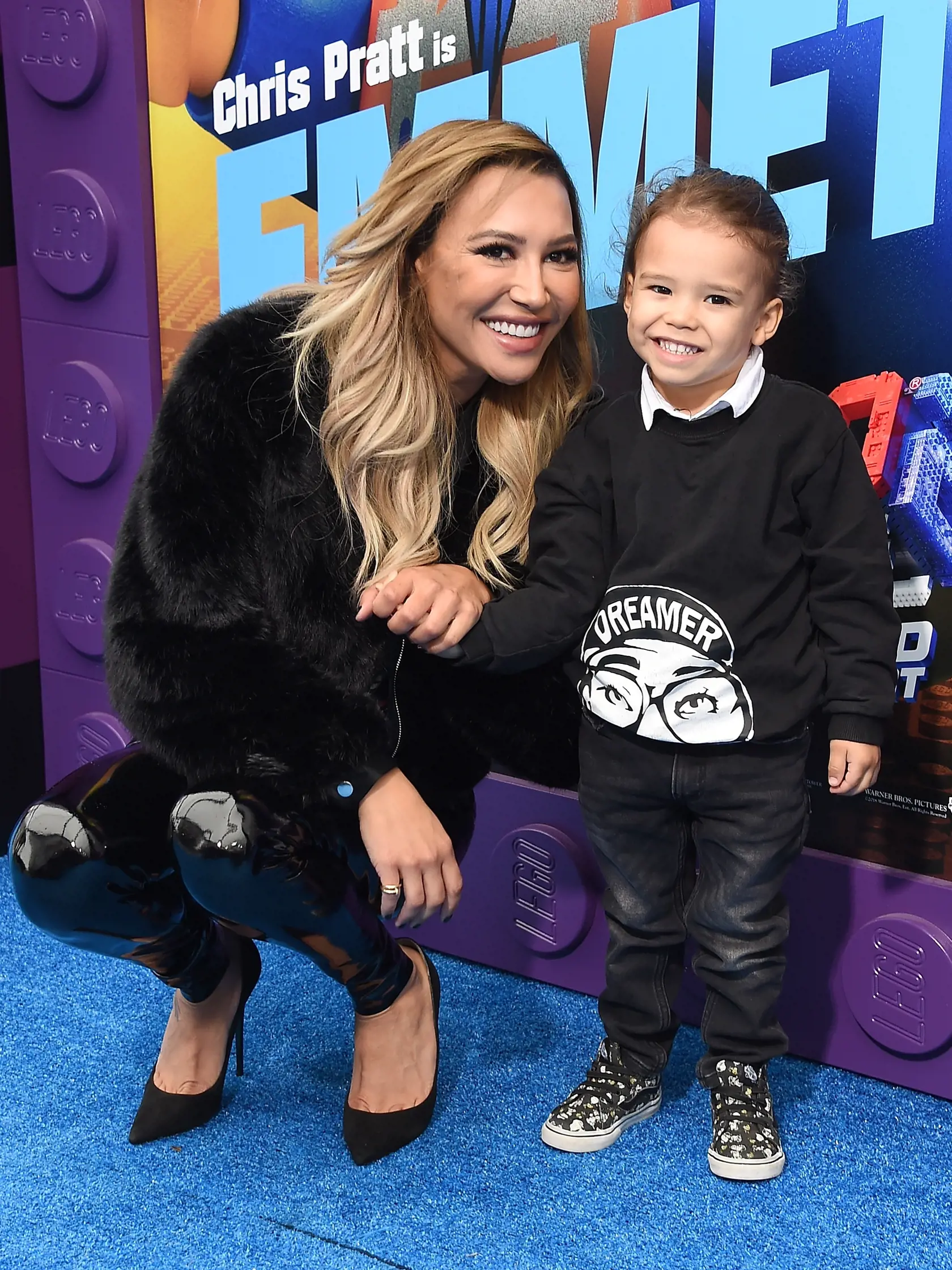 Krásna herečka Naya Rivera v deň zmiznutia zverejnila sladkú fotografiu so svojím synom s titulkom: "Len my dvaja." O niekoľko hodín neskôr bol jej syn nájdený na lodi sám a ona nebola nikde. Po päťdňovom pátraní bolo jej telo nájdené 13. augusta 2020.