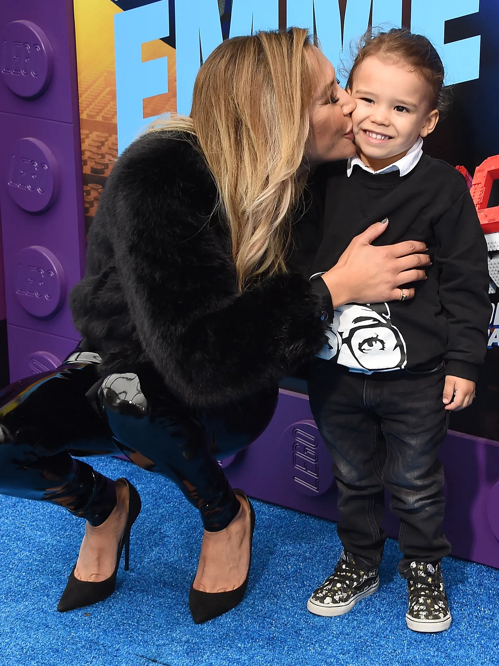 Krásna herečka Naya Rivera v deň zmiznutia zverejnila sladkú fotografiu so svojím synom s titulkom: "Len my dvaja." O niekoľko hodín neskôr bol jej syn nájdený na lodi sám a ona nebola nikde. Po päťdňovom pátraní bolo jej telo nájdené 13. augusta 2020.