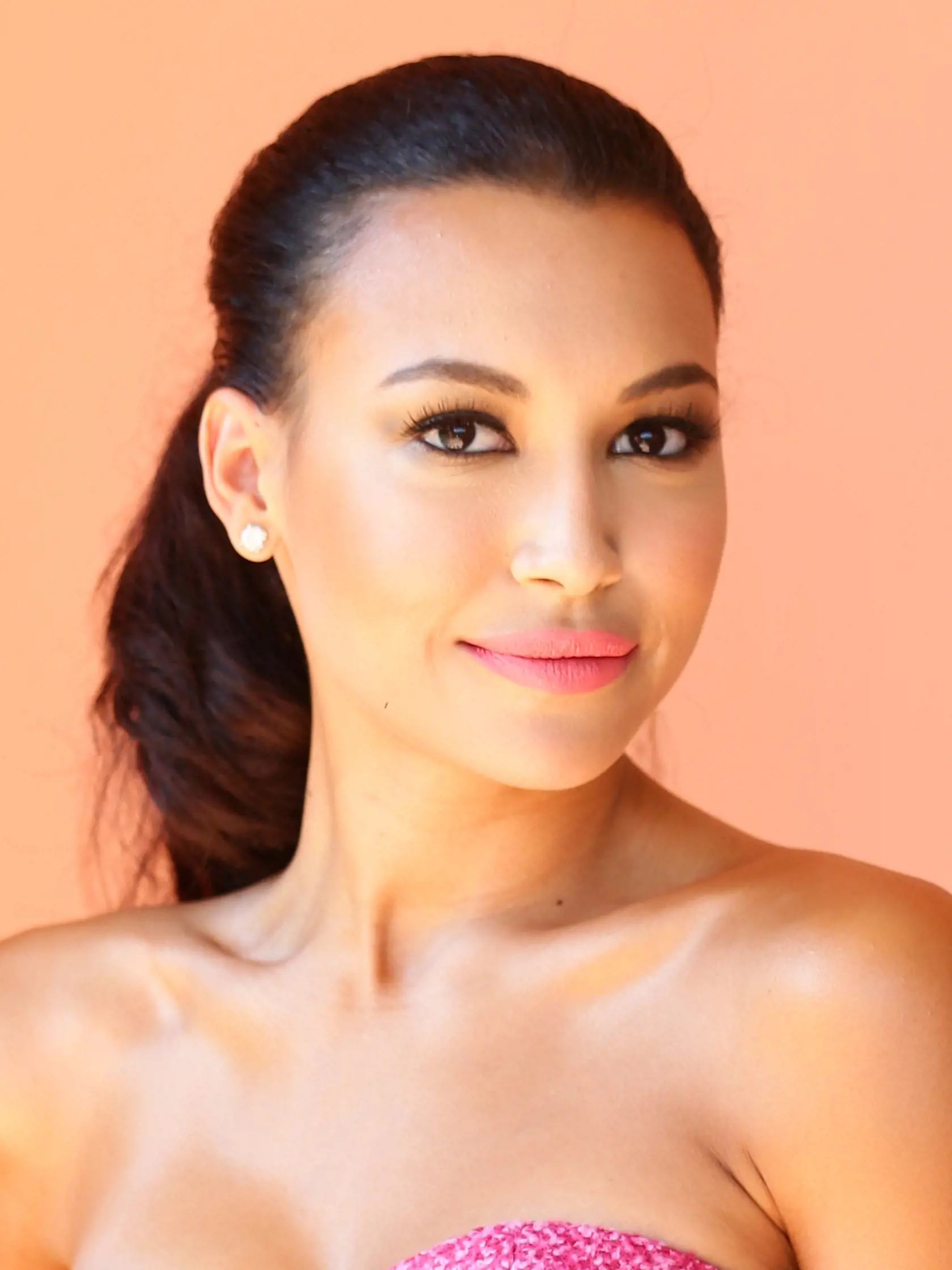 Krásna herečka Naya Rivera v deň zmiznutia zverejnila sladkú fotografiu so svojím synom s titulkom: "Len my dvaja." O niekoľko hodín neskôr bol jej syn nájdený na lodi sám a ona nebola nikde. Po päťdňovom pátraní bolo jej telo nájdené 13. augusta 2020.