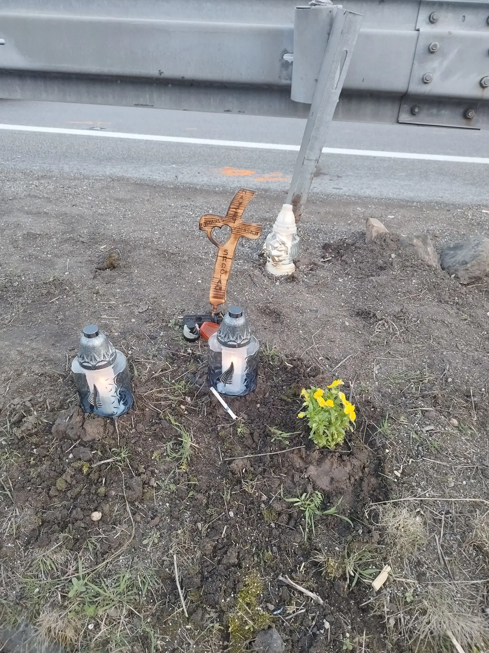 Na mieste nehody je kríž a sviečky.