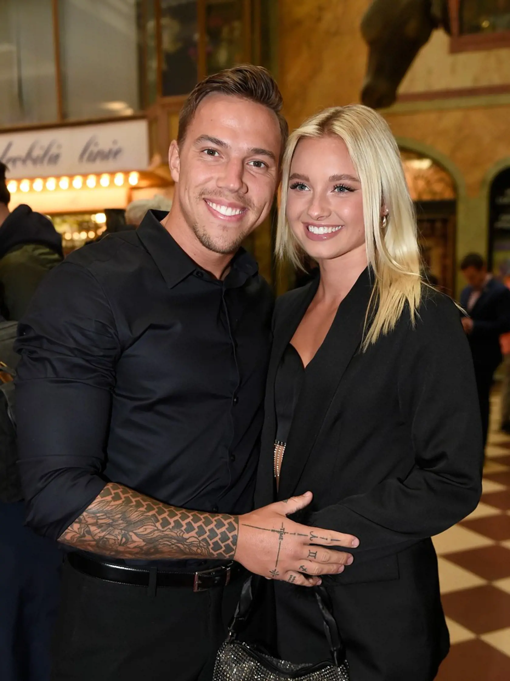 Kryštof a Denisa na nedávnej premiére druhej série seriálu o Ivete Bartošovej v Prahe.