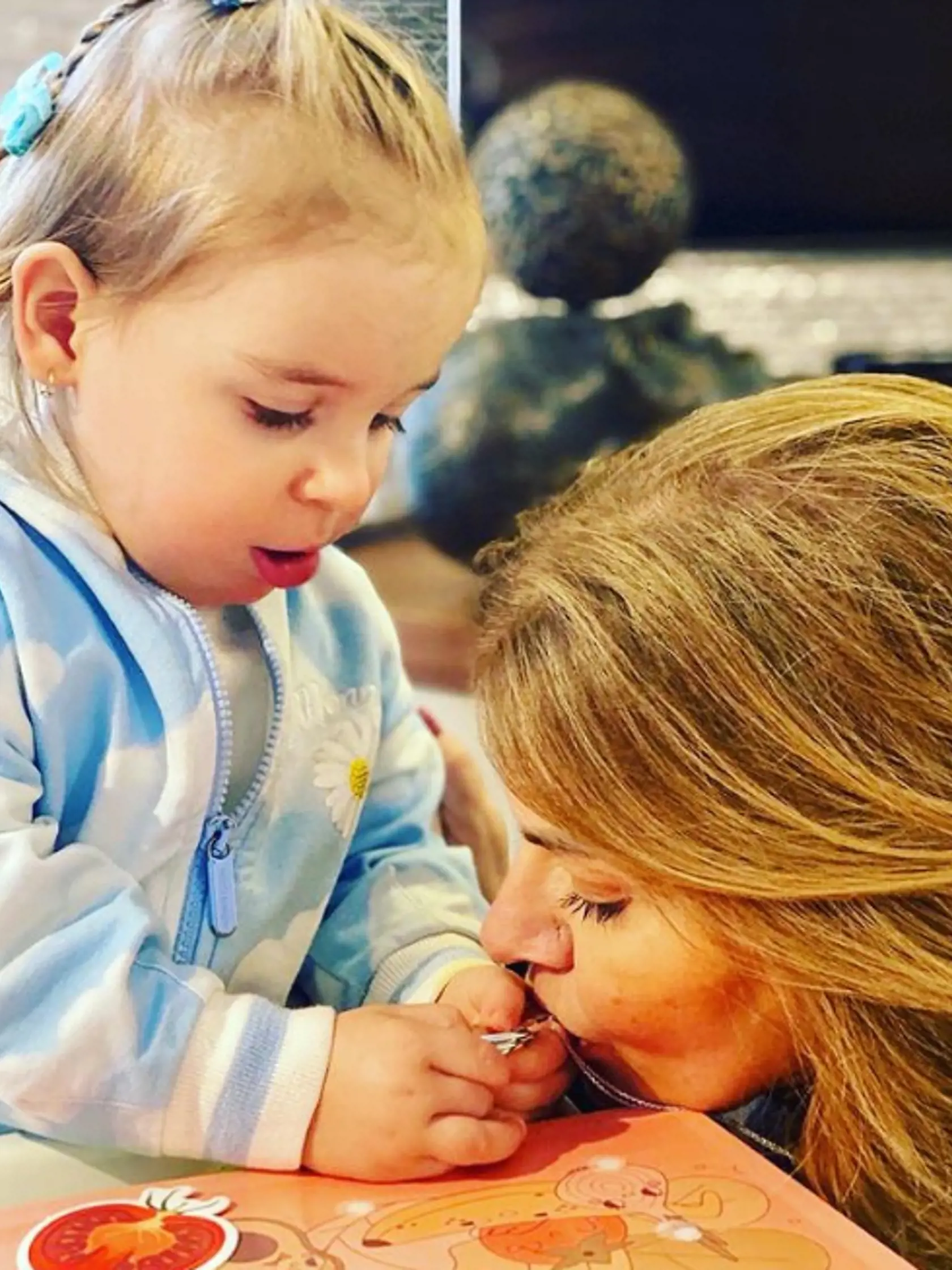 „Ani by som to nenazvala problémom, skôr prevenciou. Na posilnenie chrbátika," prezradila nám bez okolkov Beňová. Ako dodala, kliniku navštívili zatiaľ dvakrát. „Je to cvičenie veľmi príjemnou a hravou formou, navyše sú tam aj iné detičky, takže sa tam vždy teší," hovorí. Zo záberov na Instagrame bolo vidieť, že okrem spomínanej kliniky chodia s dcérkou aj do telocvične pre deti, kde sa venujú gymnastike a cvičeniu.
